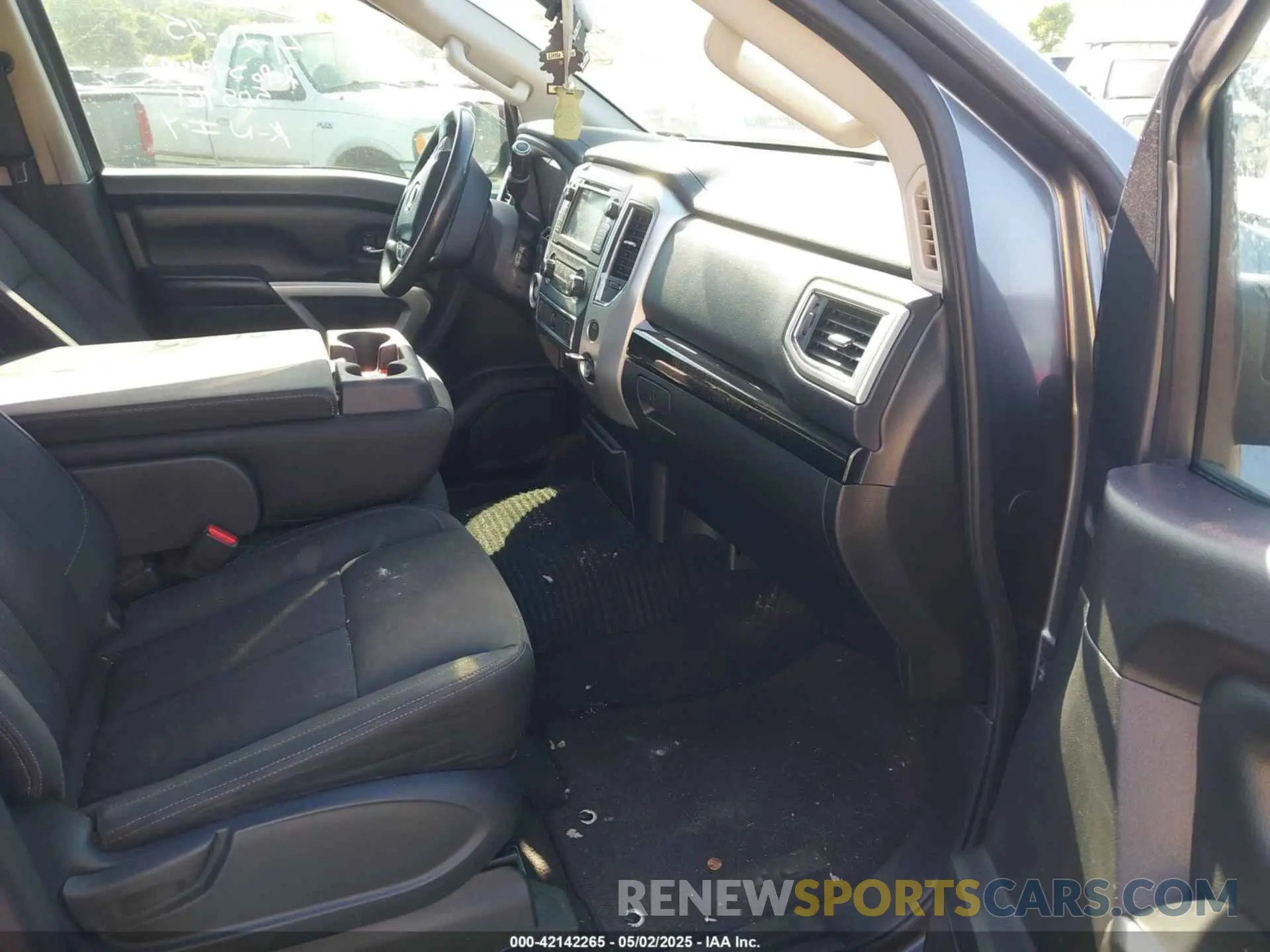 5 Photograph of a damaged car 1N6AA1EK9KN505961 NISSAN TITAN 2019