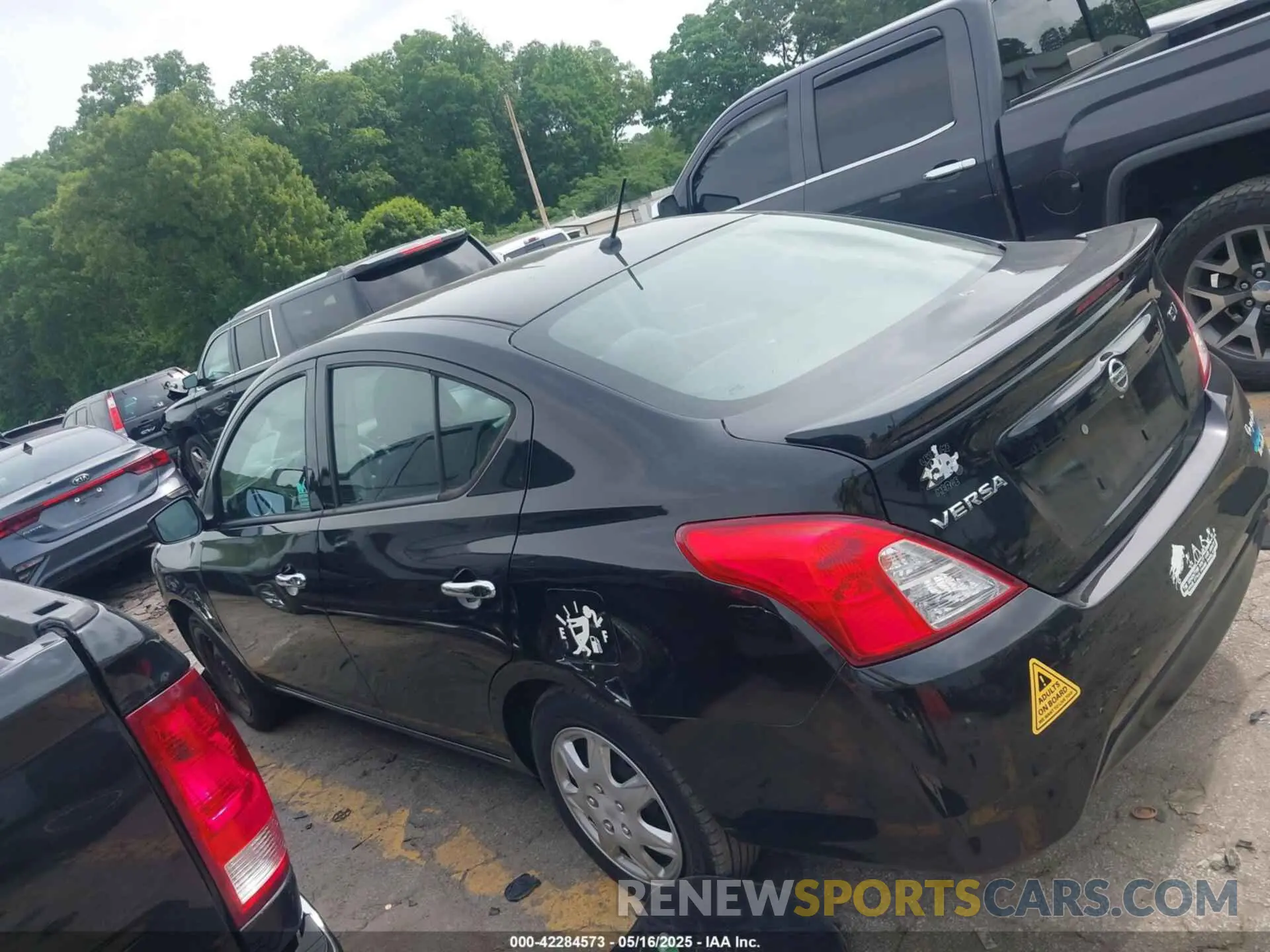 14 Photograph of a damaged car 3N1CN7AP0KL846978 NISSAN VERSA 2019