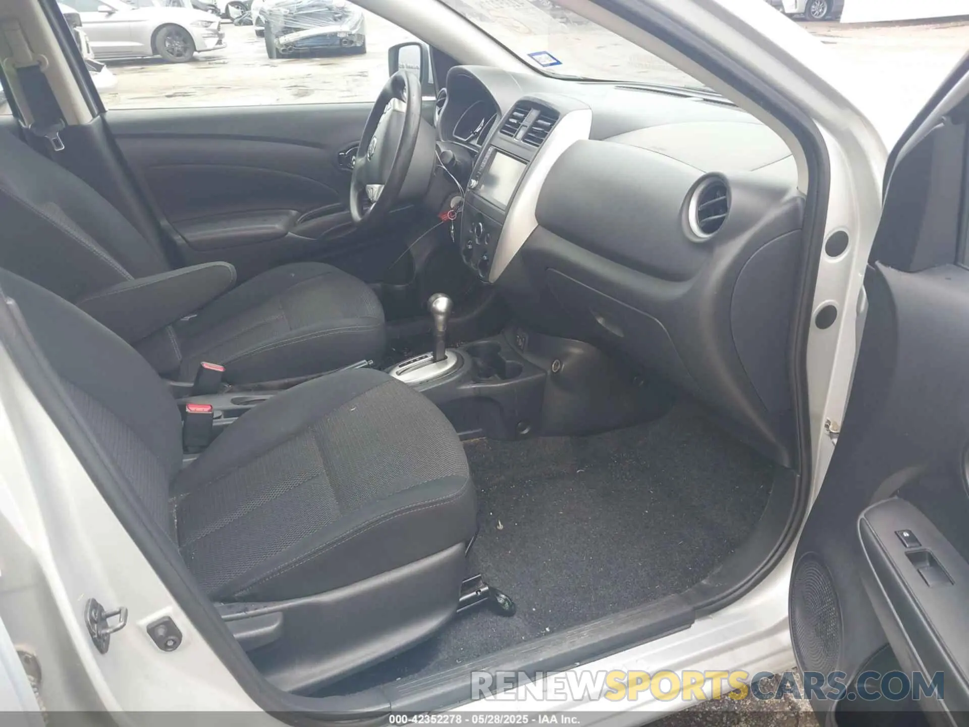 5 Photograph of a damaged car 3N1CN7AP0KL852246 NISSAN VERSA 2019