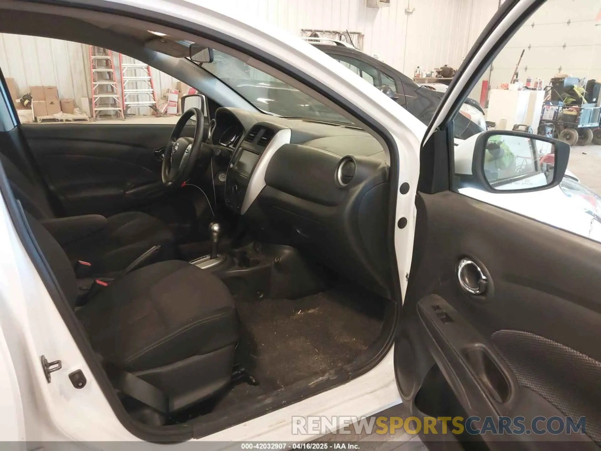 5 Photograph of a damaged car 3N1CN7AP1KL881058 NISSAN VERSA 2019