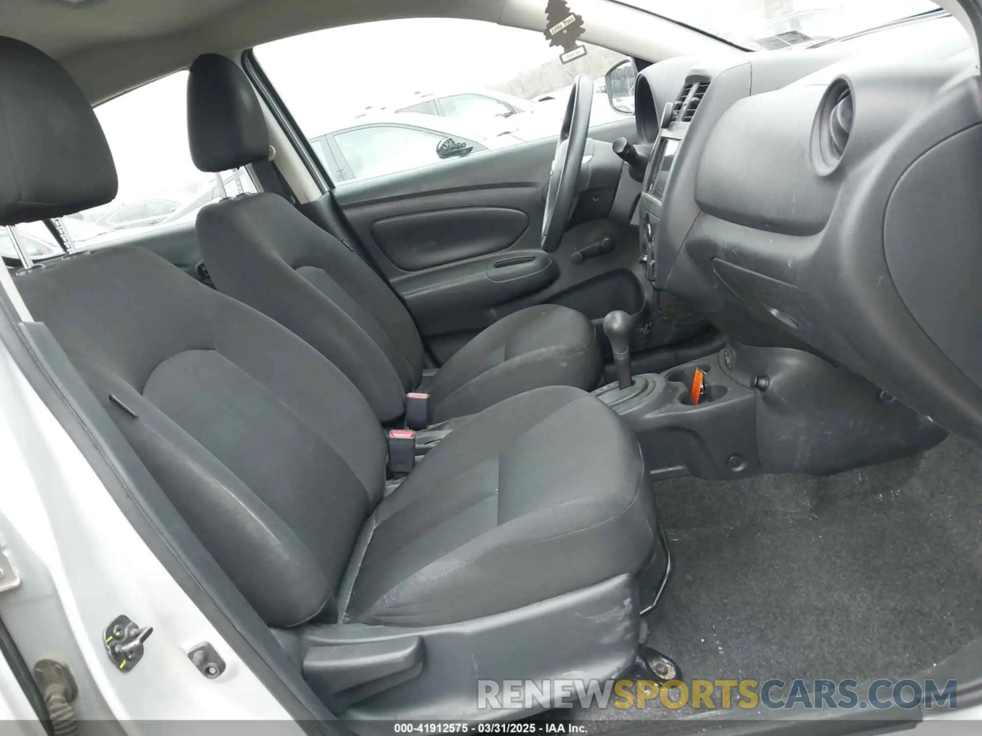 5 Photograph of a damaged car 3N1CN7AP2KL821435 NISSAN VERSA 2019