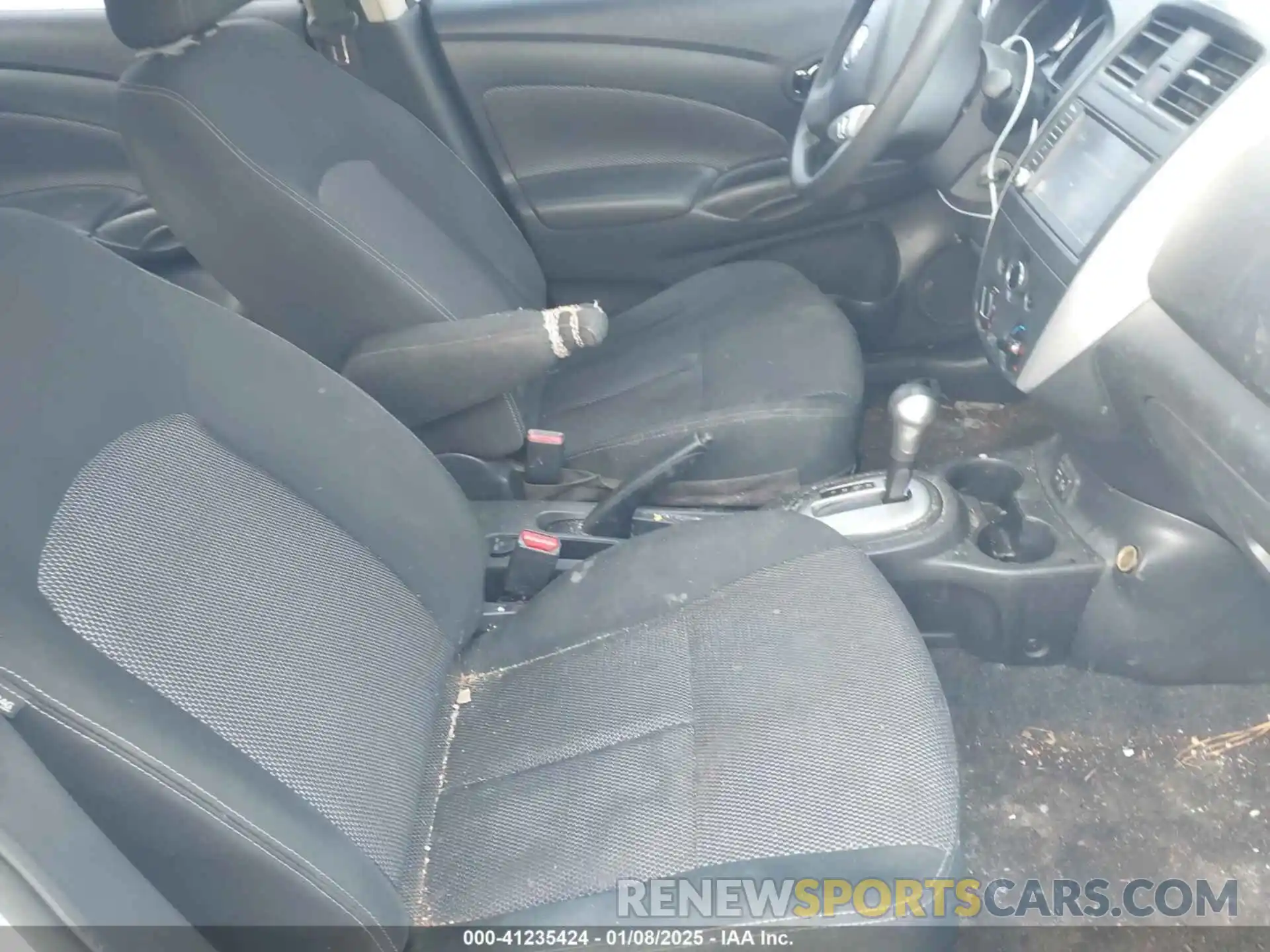 5 Photograph of a damaged car 3N1CN7AP4KL831920 NISSAN VERSA 2019