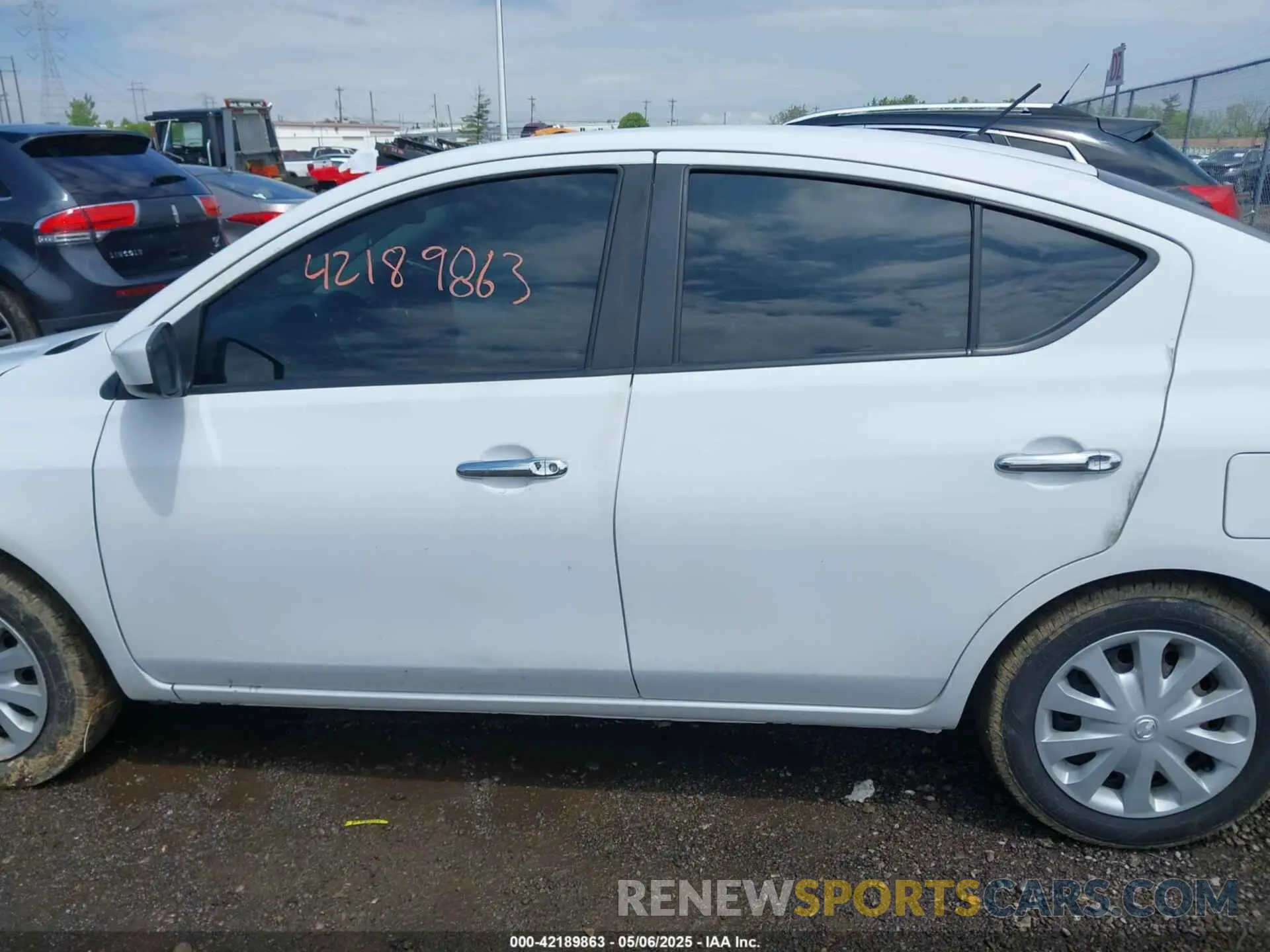 14 Photograph of a damaged car 3N1CN7AP6KL816836 NISSAN VERSA 2019