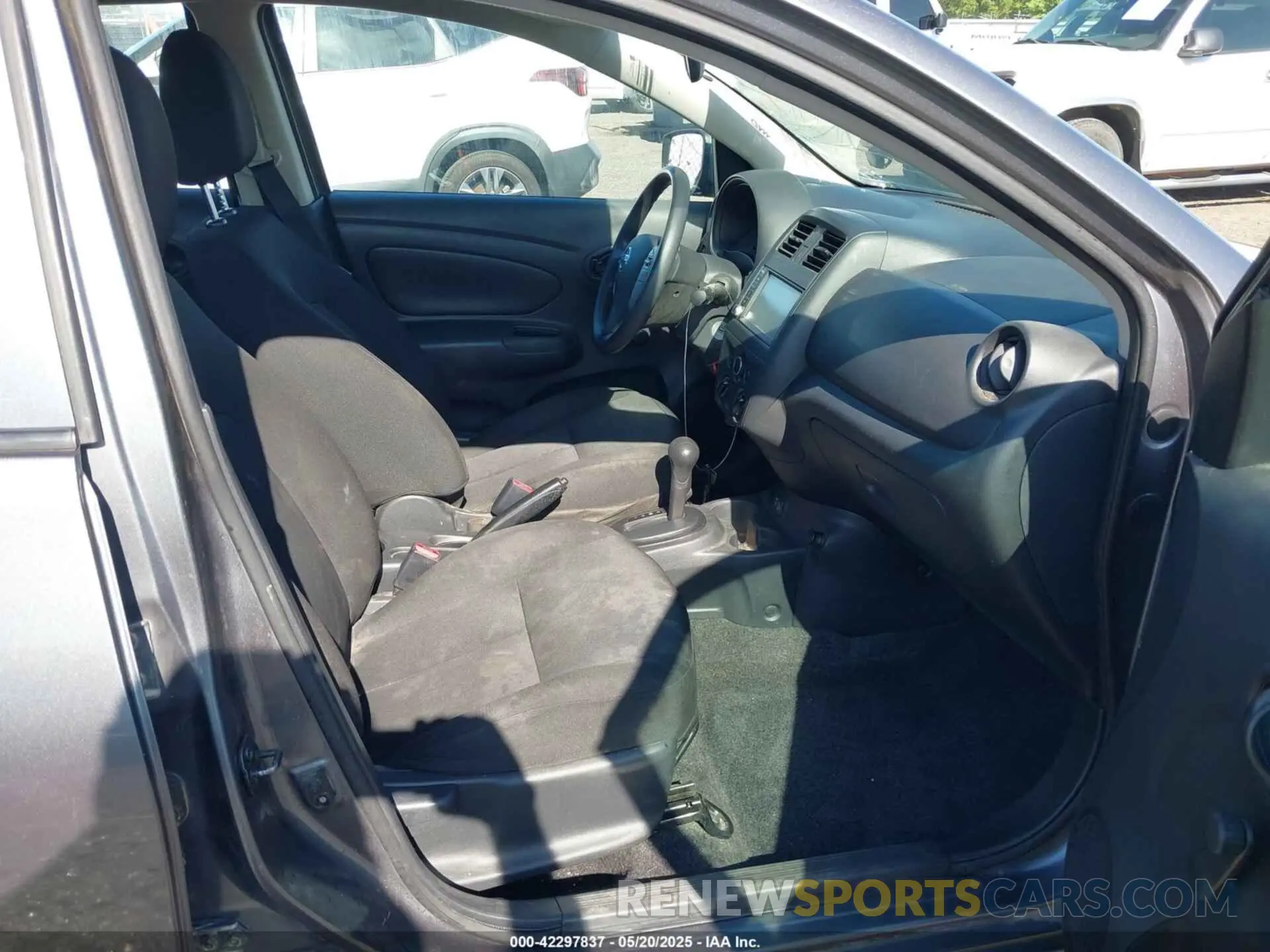 5 Photograph of a damaged car 3N1CN7AP8KL820631 NISSAN VERSA 2019