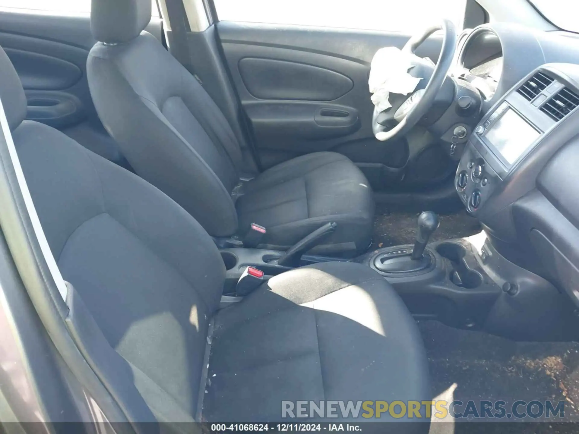 5 Photograph of a damaged car 3N1CN7AP9KL831055 NISSAN VERSA 2019