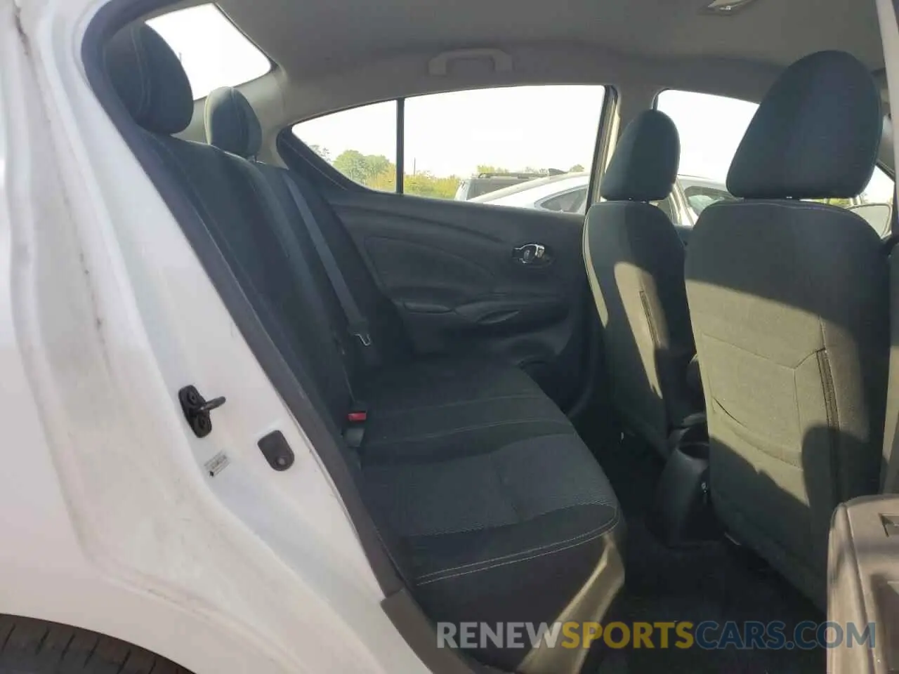 10 Photograph of a damaged car 3N1CN7APXKL813292 NISSAN VERSA 2019