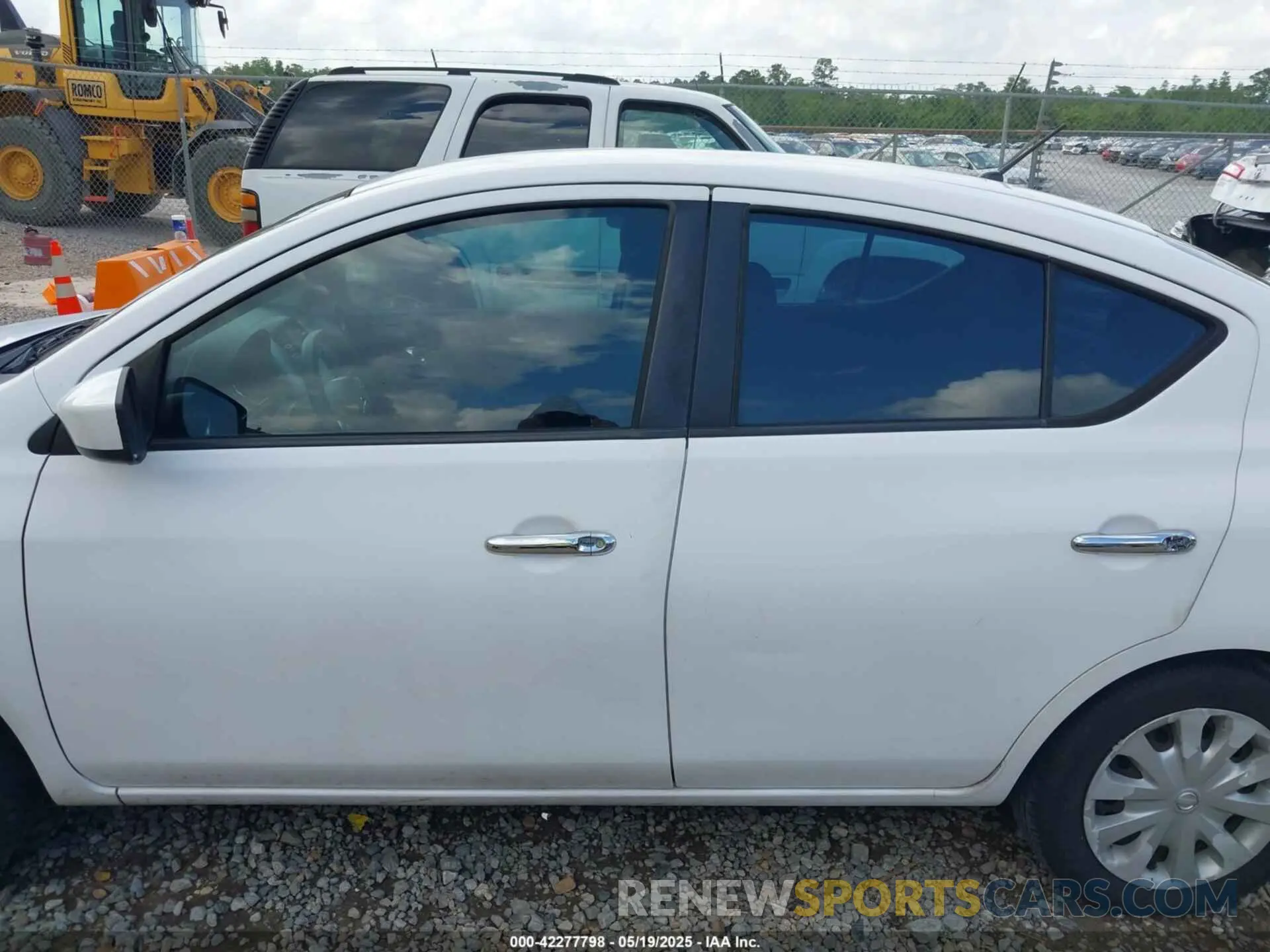 15 Photograph of a damaged car 3N1CN7APXKL831677 NISSAN VERSA 2019