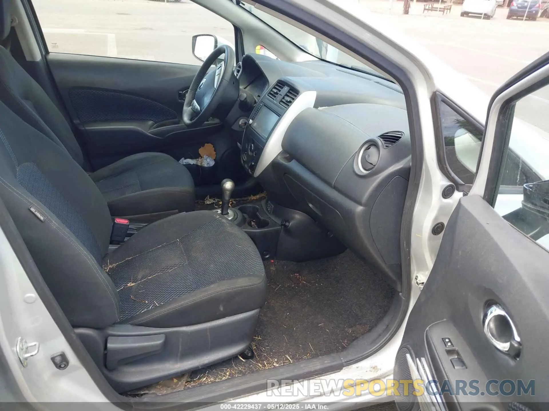 5 Photograph of a damaged car 3N1CE2CP0KL365483 NISSAN VERSA NOTE 2019