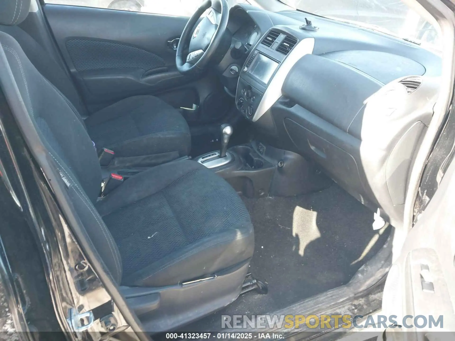 5 Photograph of a damaged car 3N1CE2CP1KL365279 NISSAN VERSA NOTE 2019