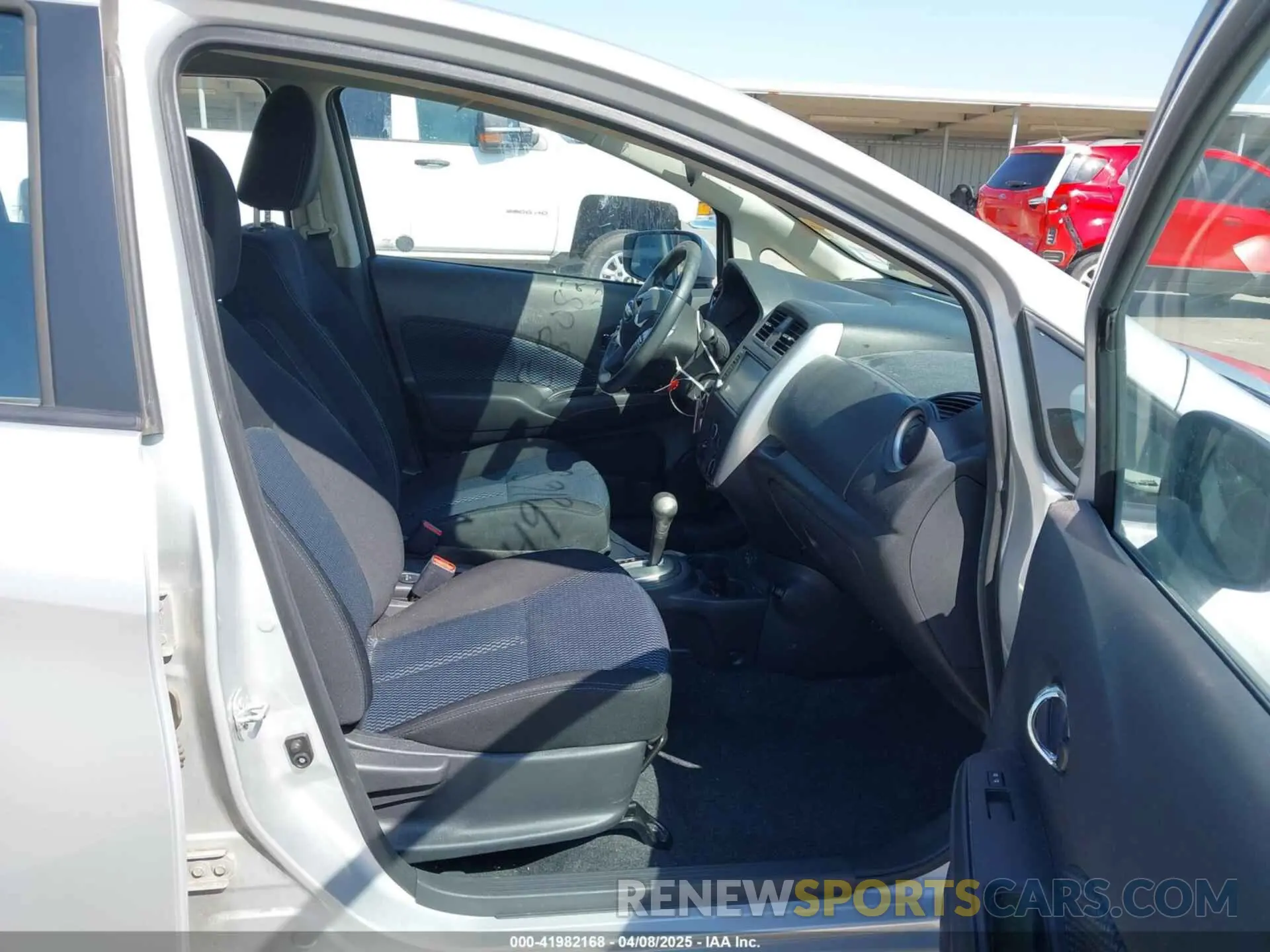 5 Photograph of a damaged car 3N1CE2CP4KL358777 NISSAN VERSA NOTE 2019