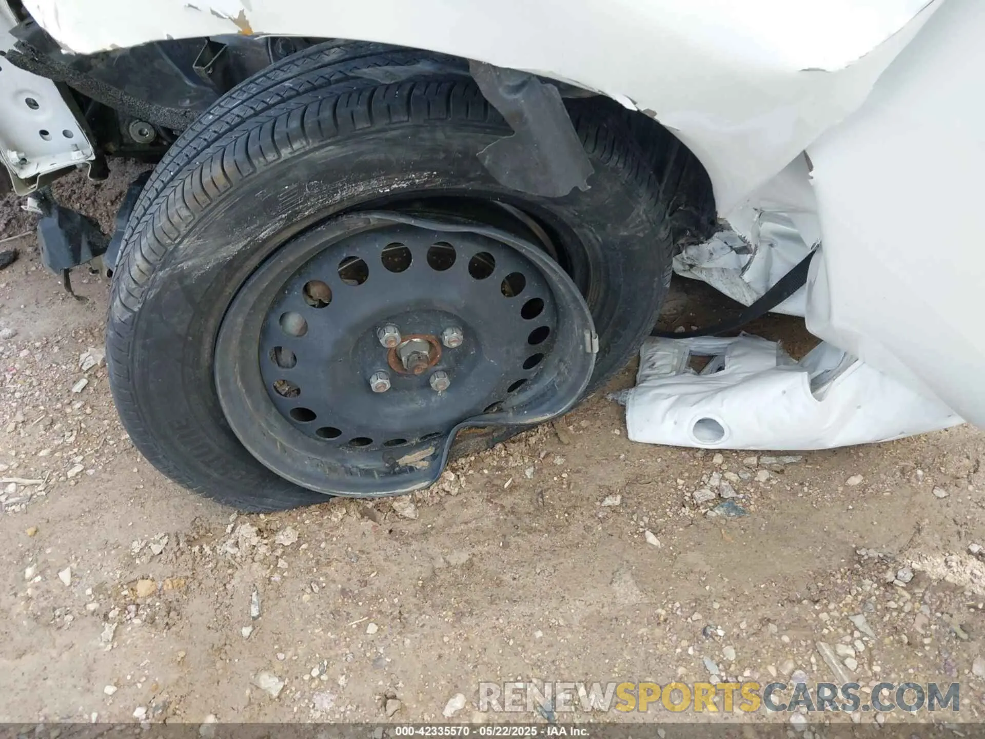 17 Photograph of a damaged car 3N1CE2CP7KL366419 NISSAN VERSA NOTE 2019