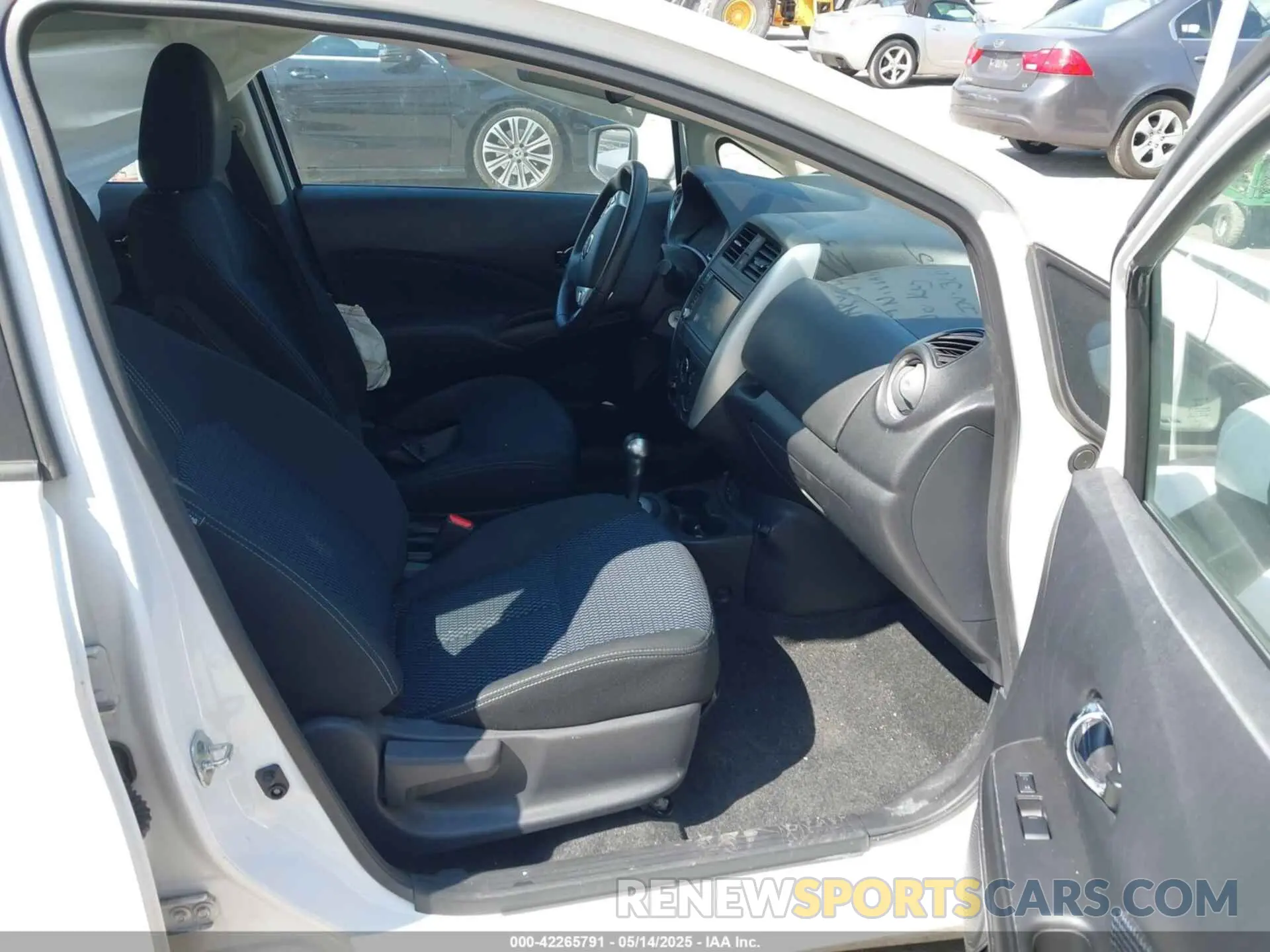 5 Photograph of a damaged car 3N1CE2CP8KL366185 NISSAN VERSA NOTE 2019