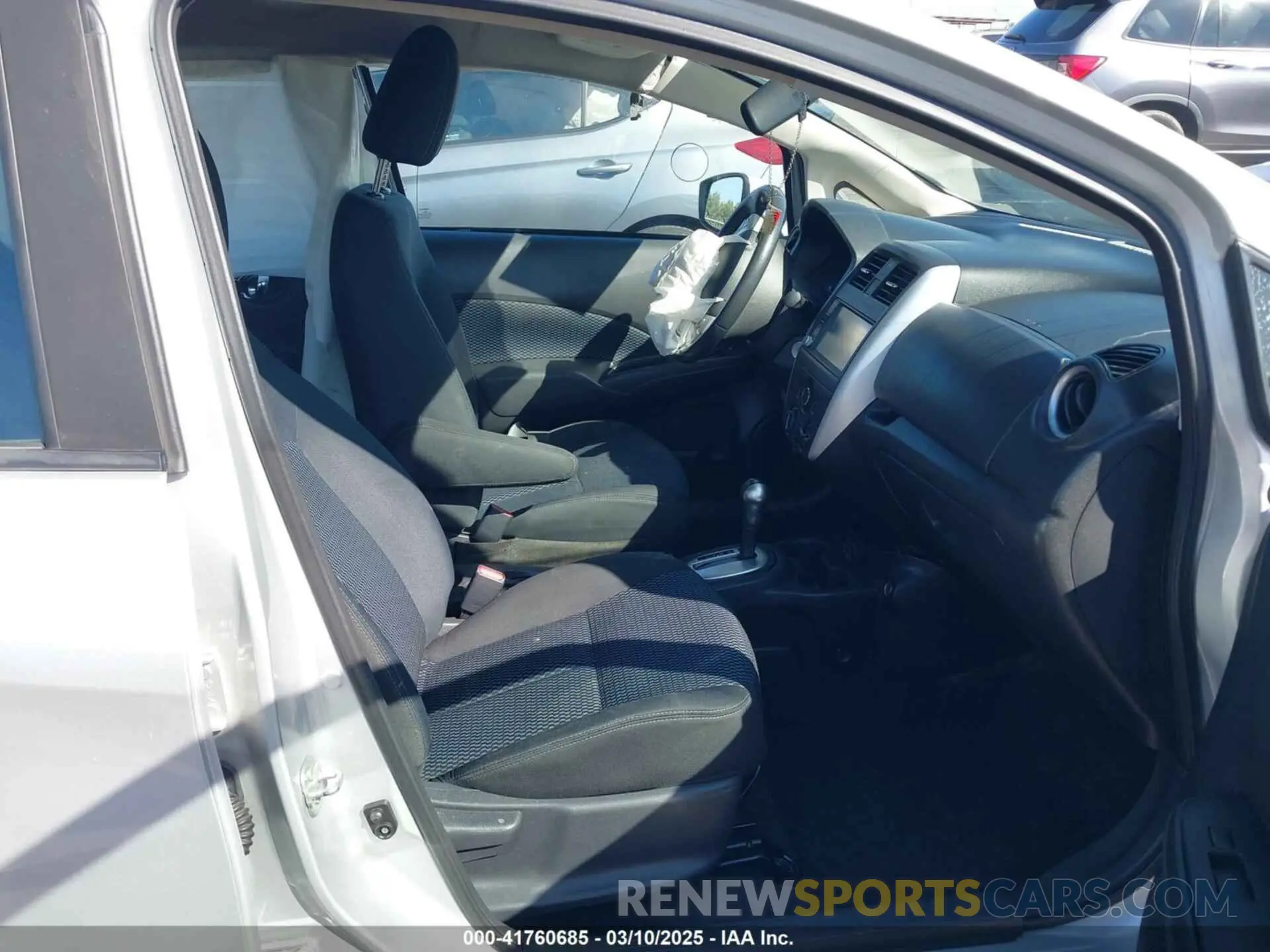 5 Photograph of a damaged car 3N1CE2CP9KL360038 NISSAN VERSA NOTE 2019
