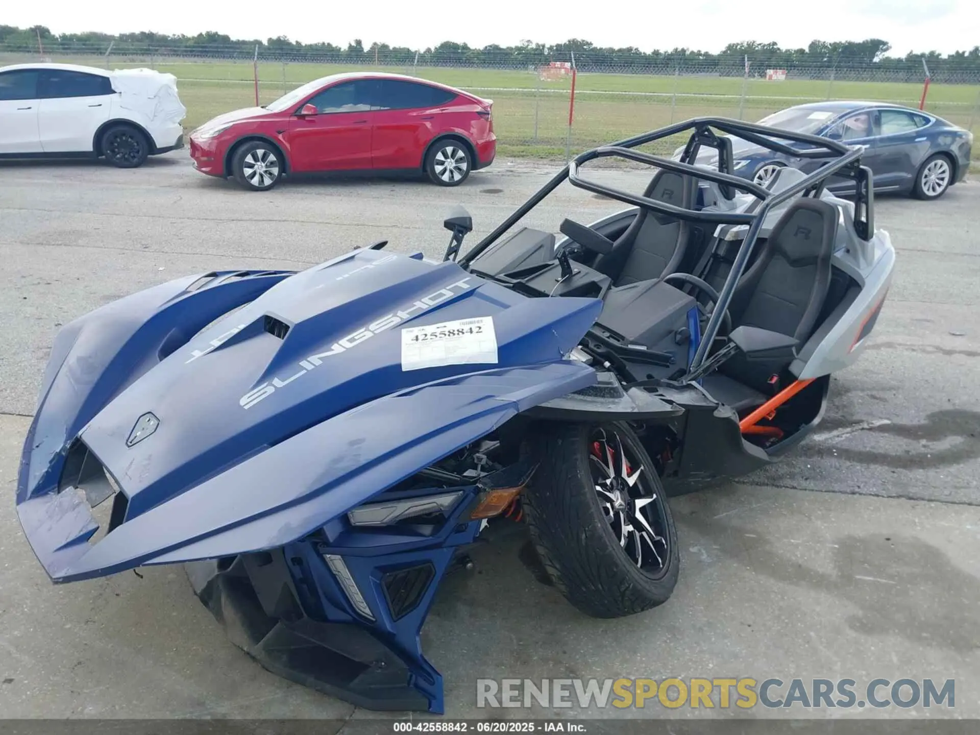 11 Photograph of a damaged car 57XAARHB7N8150036 POLARIS SLINGSHOT 2022