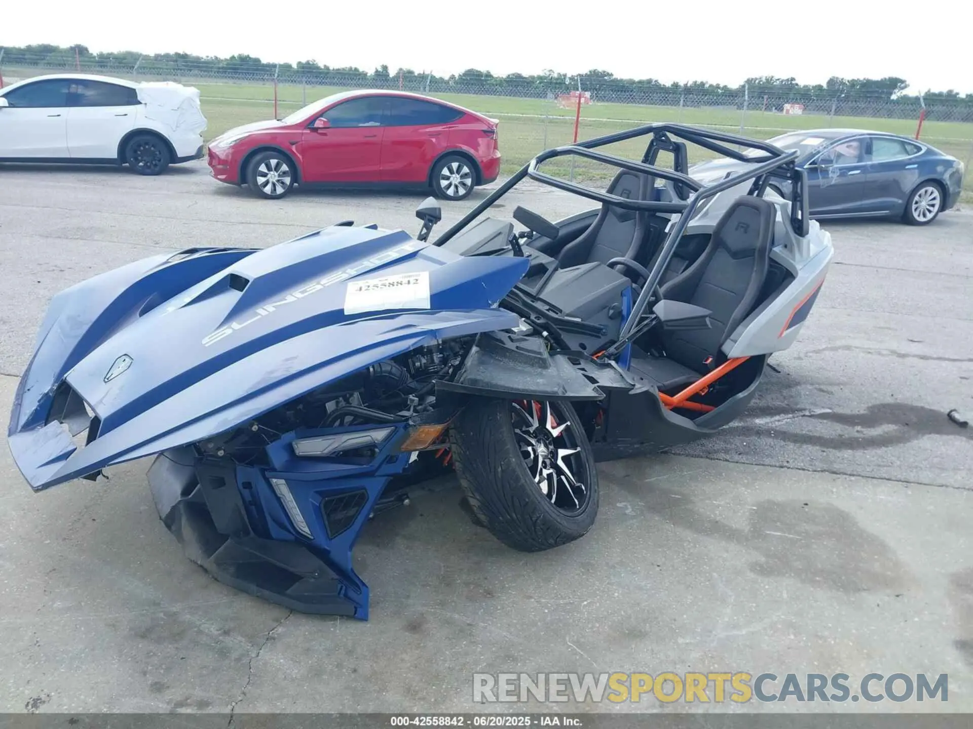 2 Photograph of a damaged car 57XAARHB7N8150036 POLARIS SLINGSHOT 2022