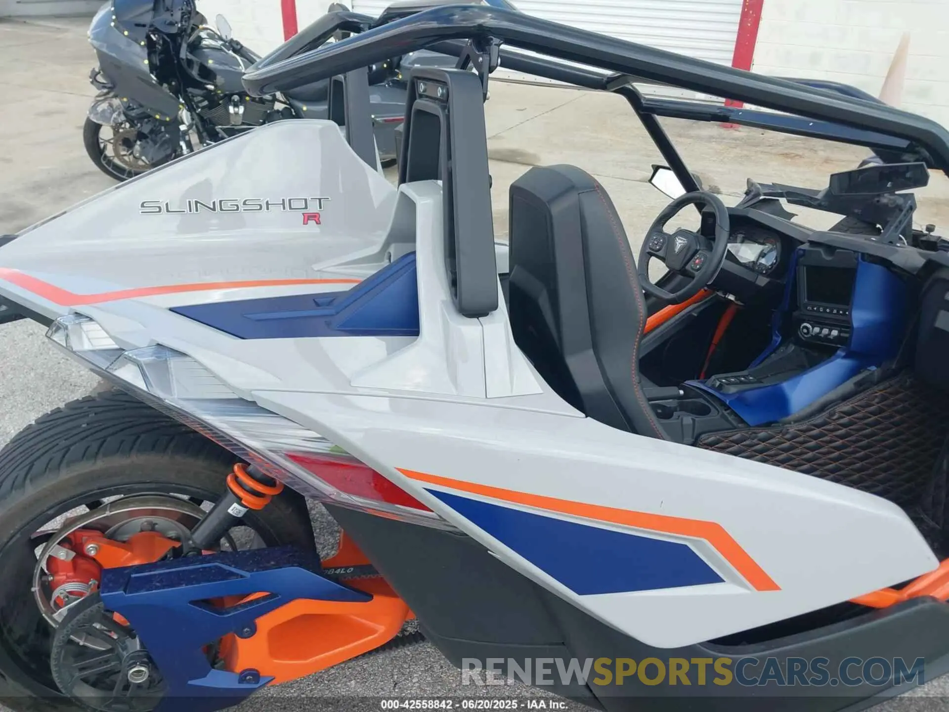 8 Photograph of a damaged car 57XAARHB7N8150036 POLARIS SLINGSHOT 2022