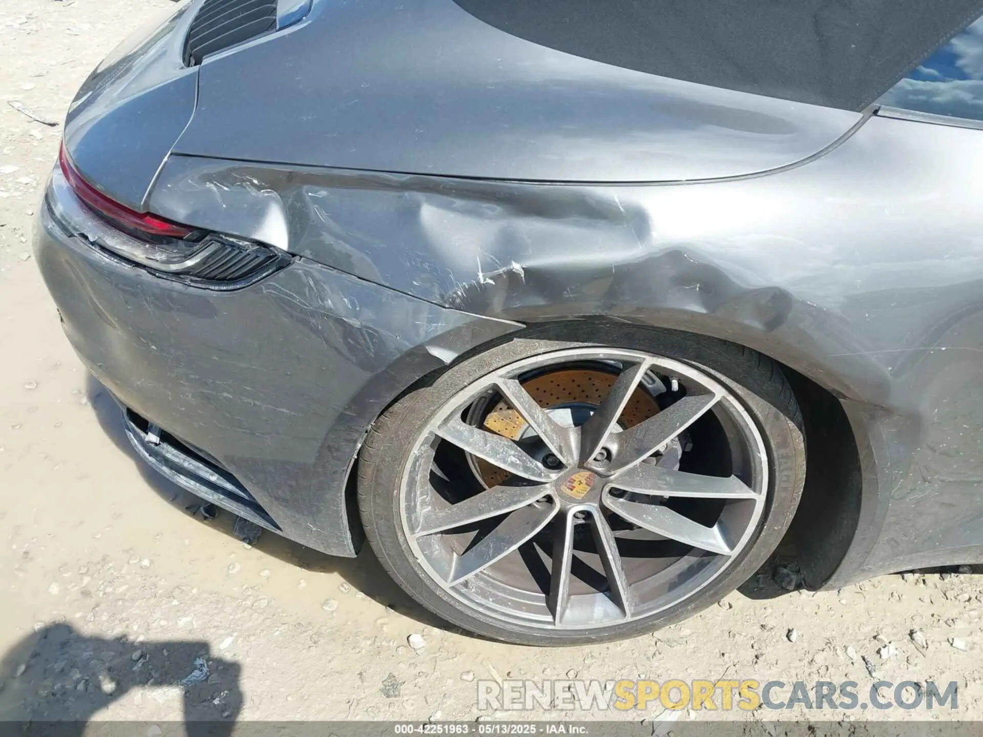 19 Photograph of a damaged car WP0CA2A98NS236295 PORSCHE 911 2022