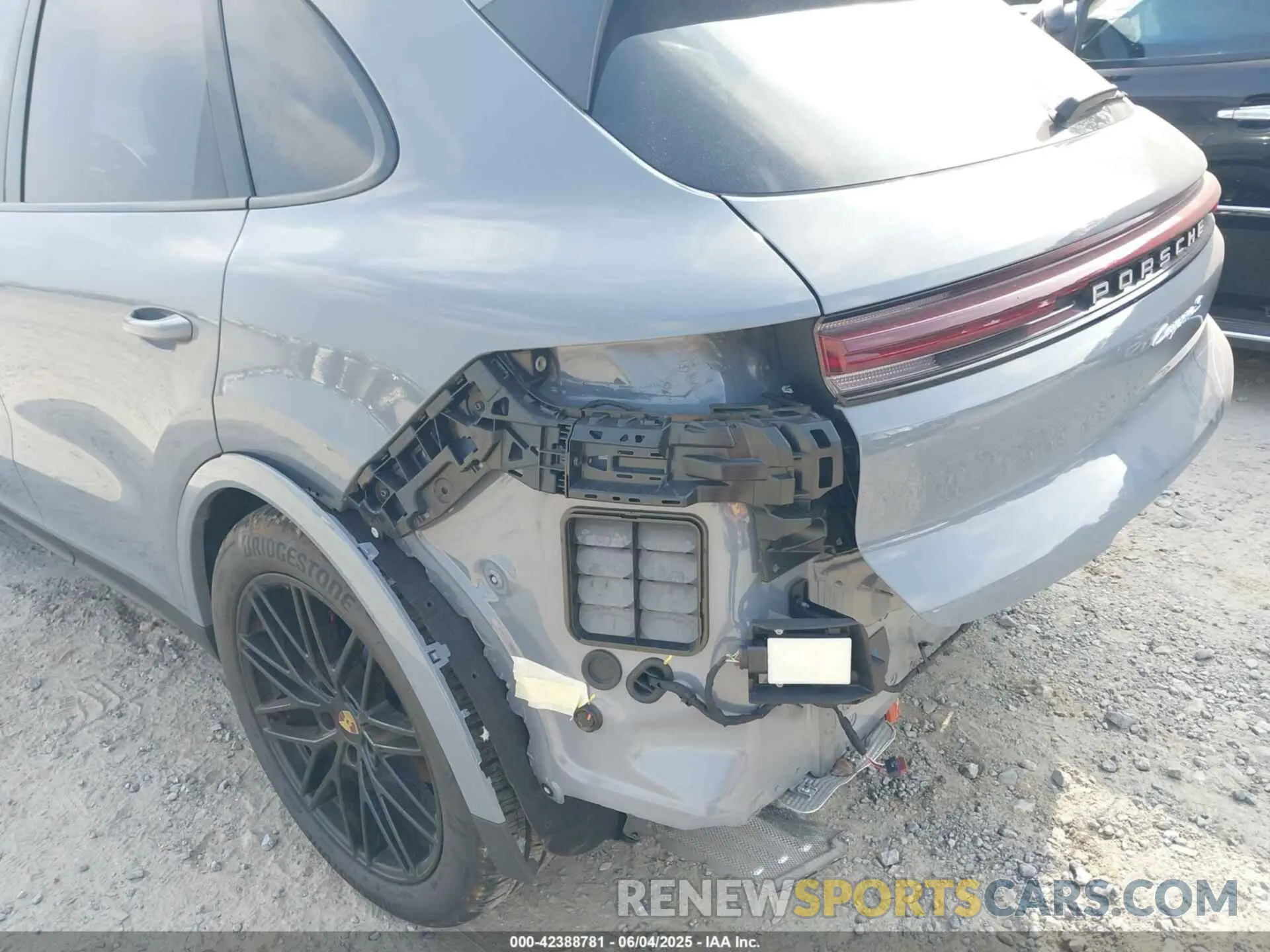 19 Photograph of a damaged car WP1AL2AY0RDA32737 PORSCHE CAYENNE 2024