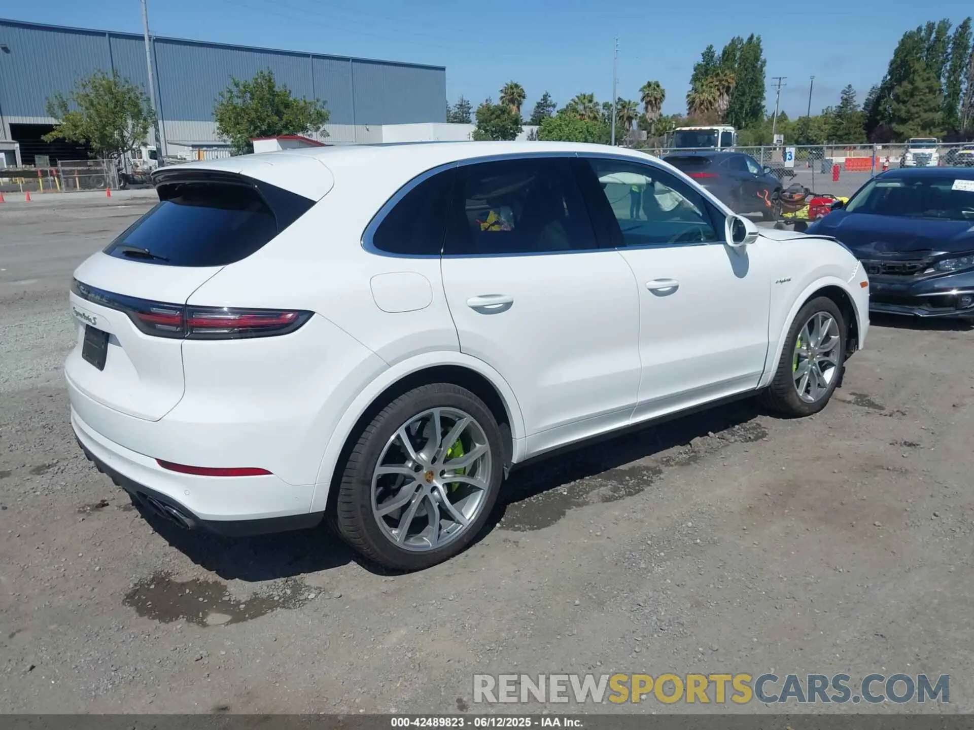 4 Photograph of a damaged car WP1AH2AY3LDA44115 PORSCHE CAYENNE E-HYBRID 2020