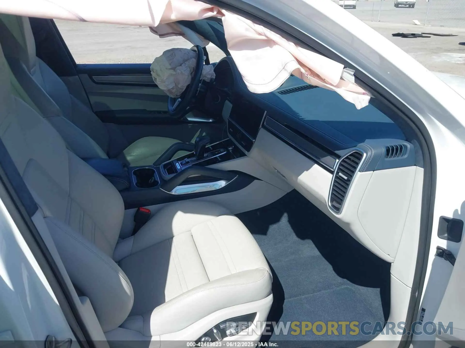 5 Photograph of a damaged car WP1AH2AY3LDA44115 PORSCHE CAYENNE E-HYBRID 2020