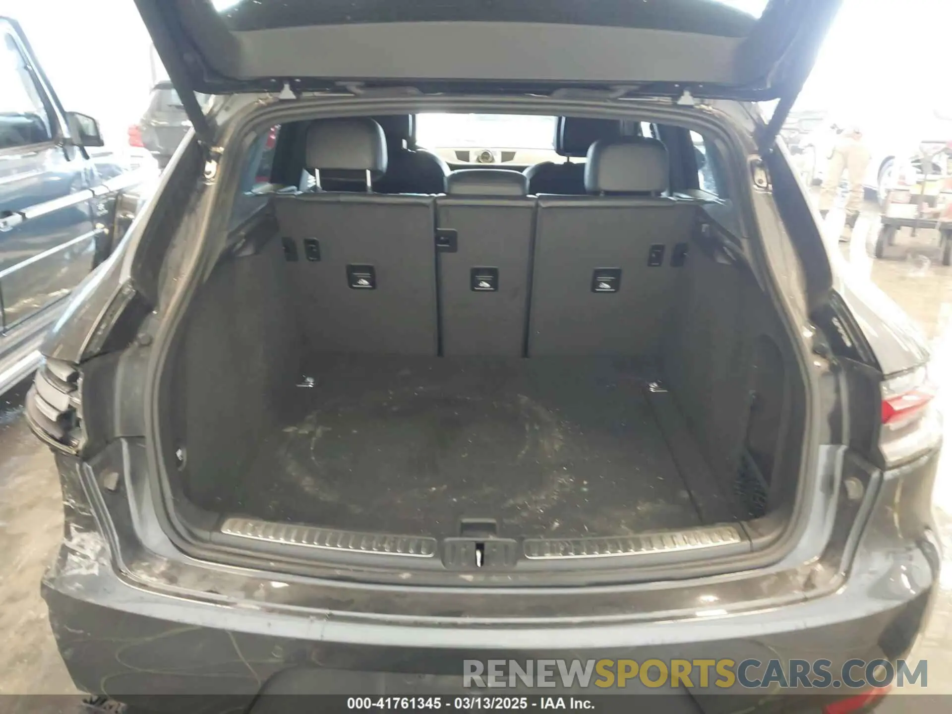 18 Photograph of a damaged car WP1AB2A55KLB30196 PORSCHE MACAN 2019