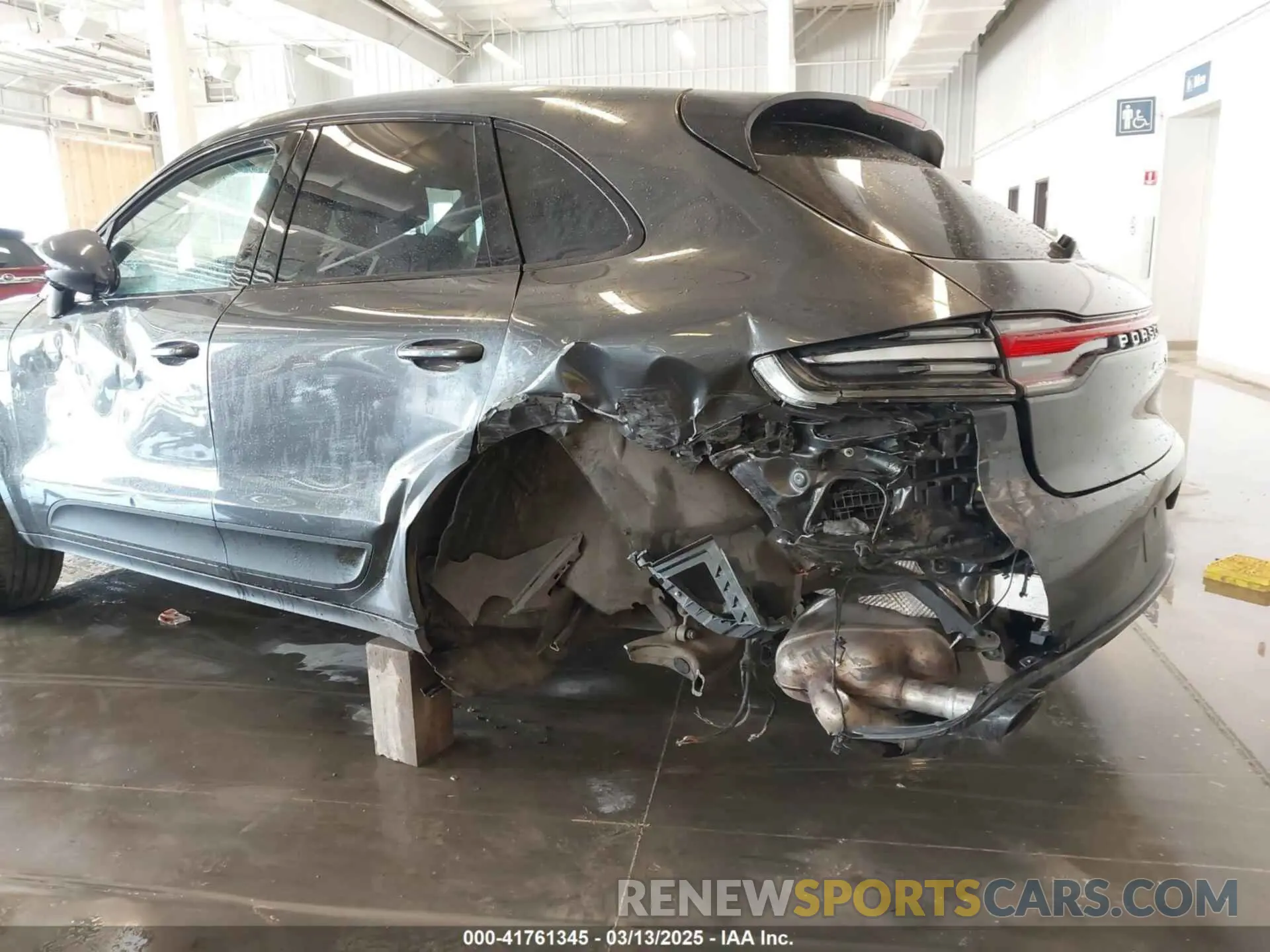 19 Photograph of a damaged car WP1AB2A55KLB30196 PORSCHE MACAN 2019