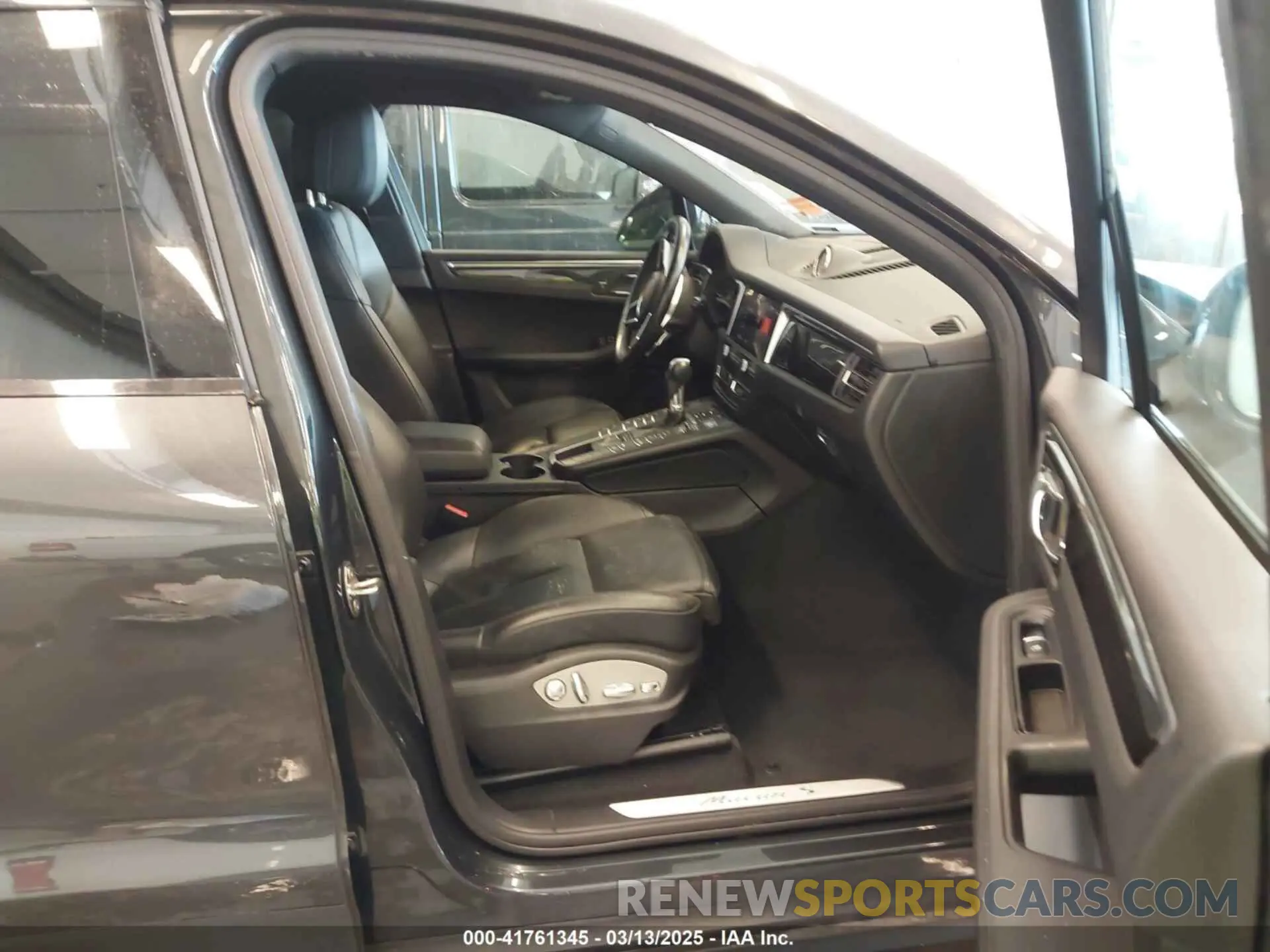 5 Photograph of a damaged car WP1AB2A55KLB30196 PORSCHE MACAN 2019