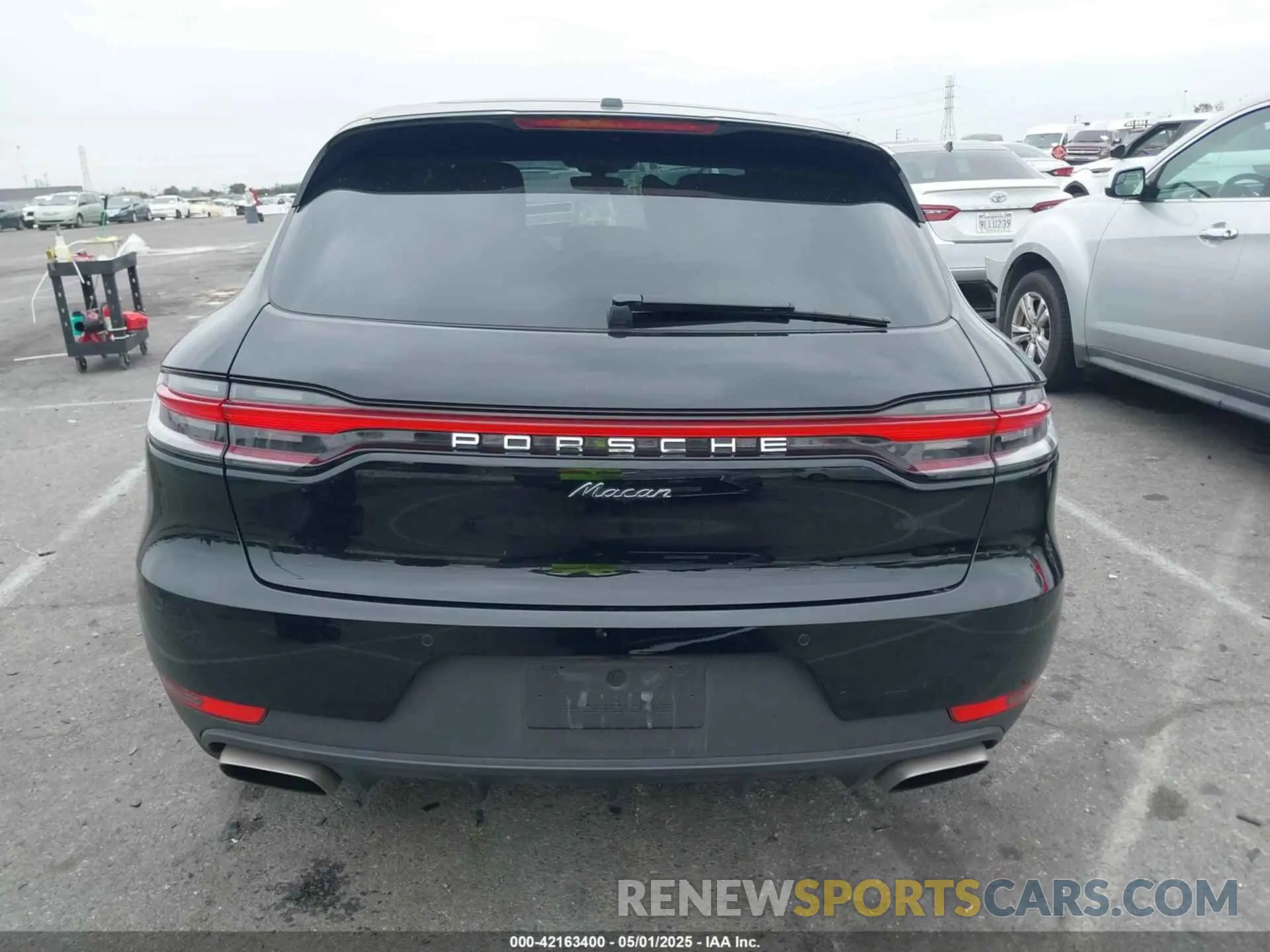 17 Photograph of a damaged car WP1AA2A51MLB08718 PORSCHE MACAN 2021