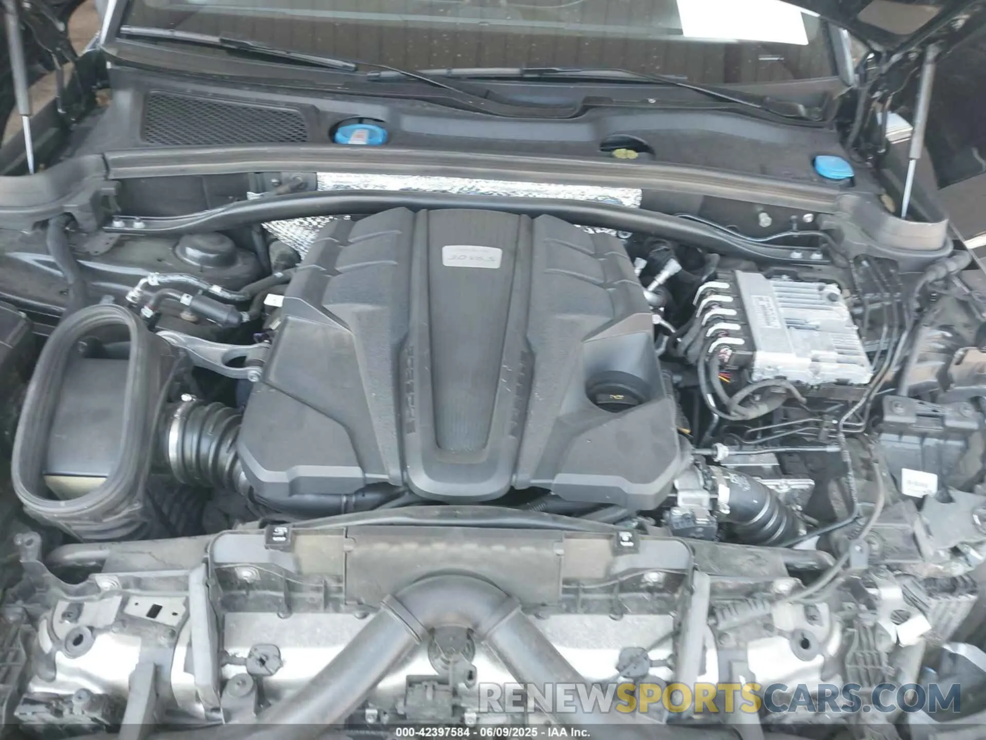 10 Photograph of a damaged car WP1AB2A54MLB37840 PORSCHE MACAN 2021