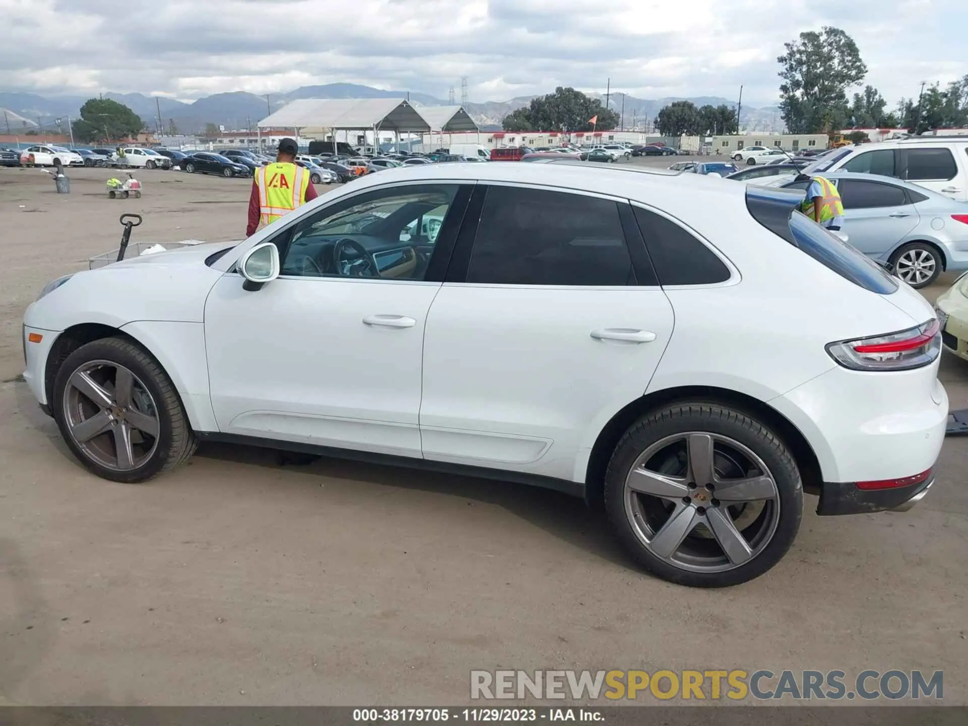14 Photograph of a damaged car WP1AB2A55MLB36986 PORSCHE MACAN 2021
