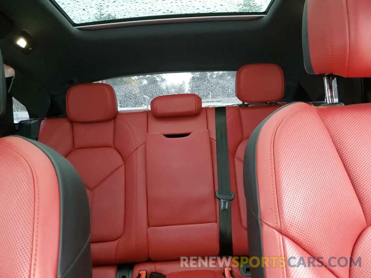 10 Photograph of a damaged car WP1AB2A57MLB35290 PORSCHE MACAN 2021