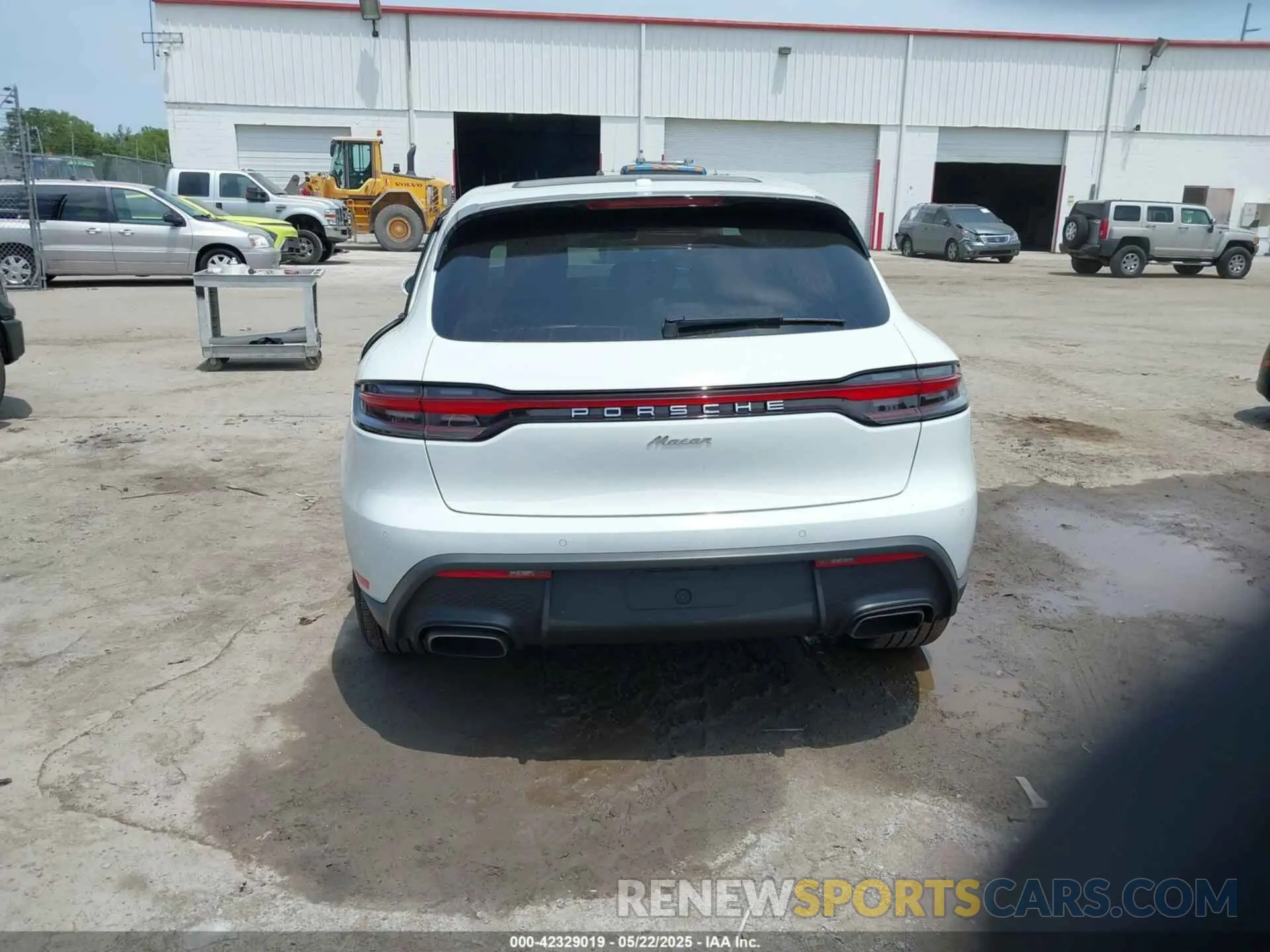 16 Photograph of a damaged car WP1AA2A54NLB07869 PORSCHE MACAN 2022