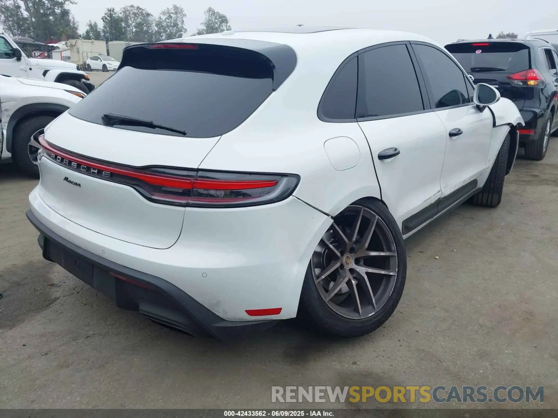 4 Photograph of a damaged car WP1AA2A58NLB06272 PORSCHE MACAN 2022
