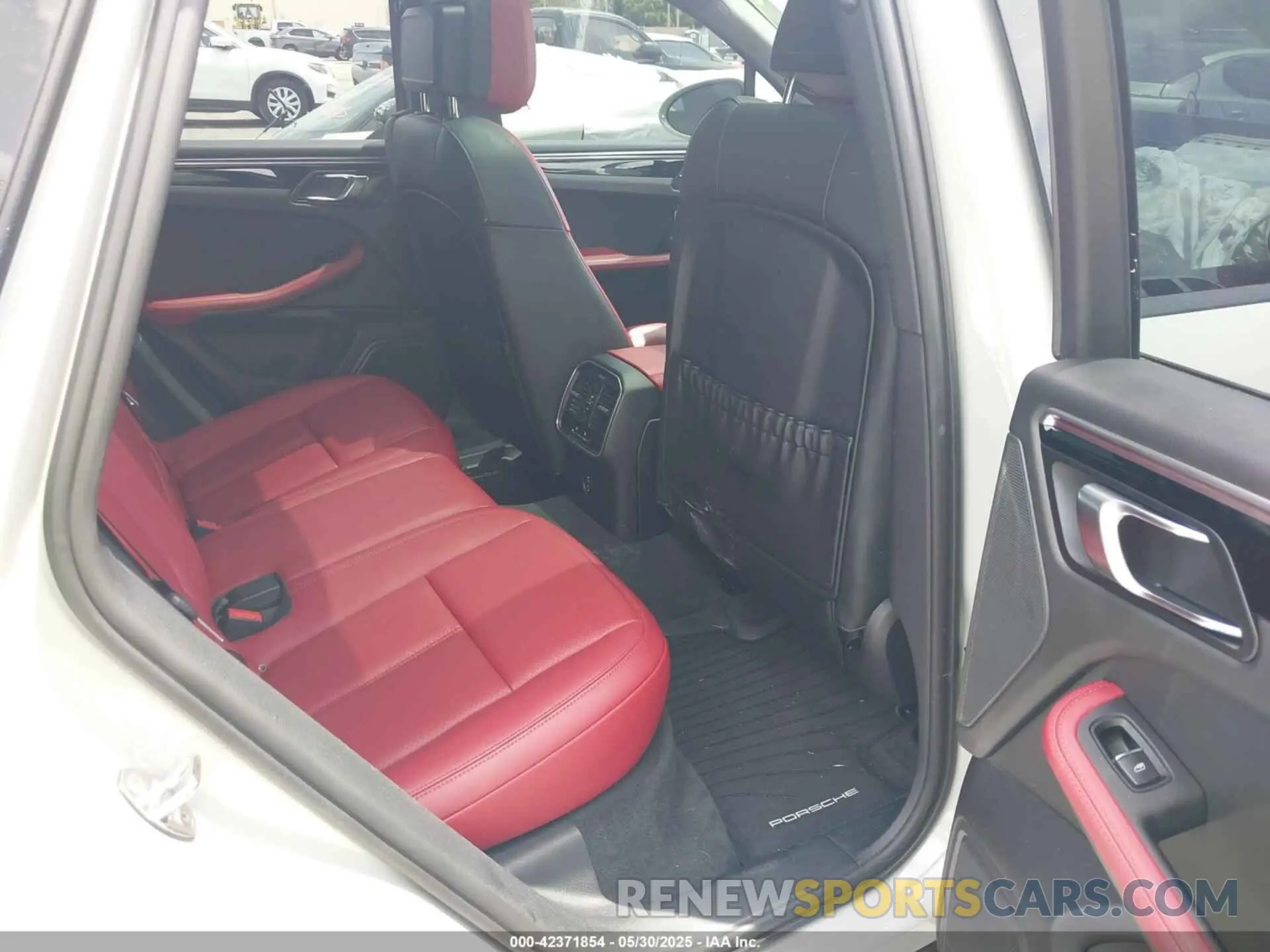 8 Photograph of a damaged car WP1AA2A56RLB08947 PORSCHE MACAN 2024