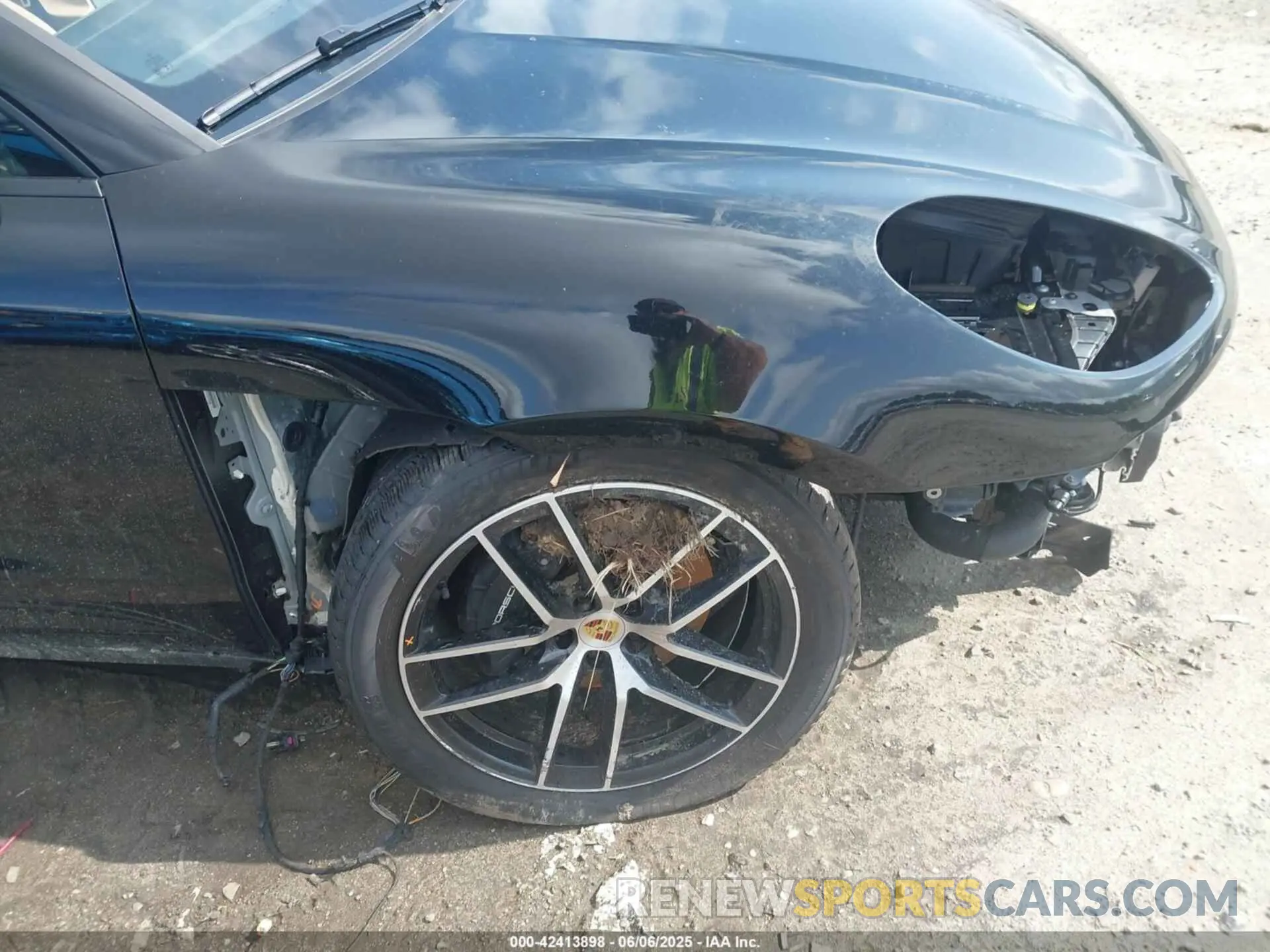 18 Photograph of a damaged car WP1AA2A52SLB05856 PORSCHE MACAN 2025