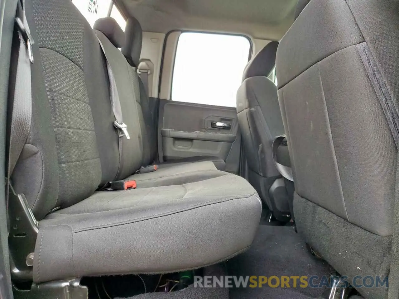 10 Photograph of a damaged car 1C6RR6GG9KS618659 RAM 1500 2019