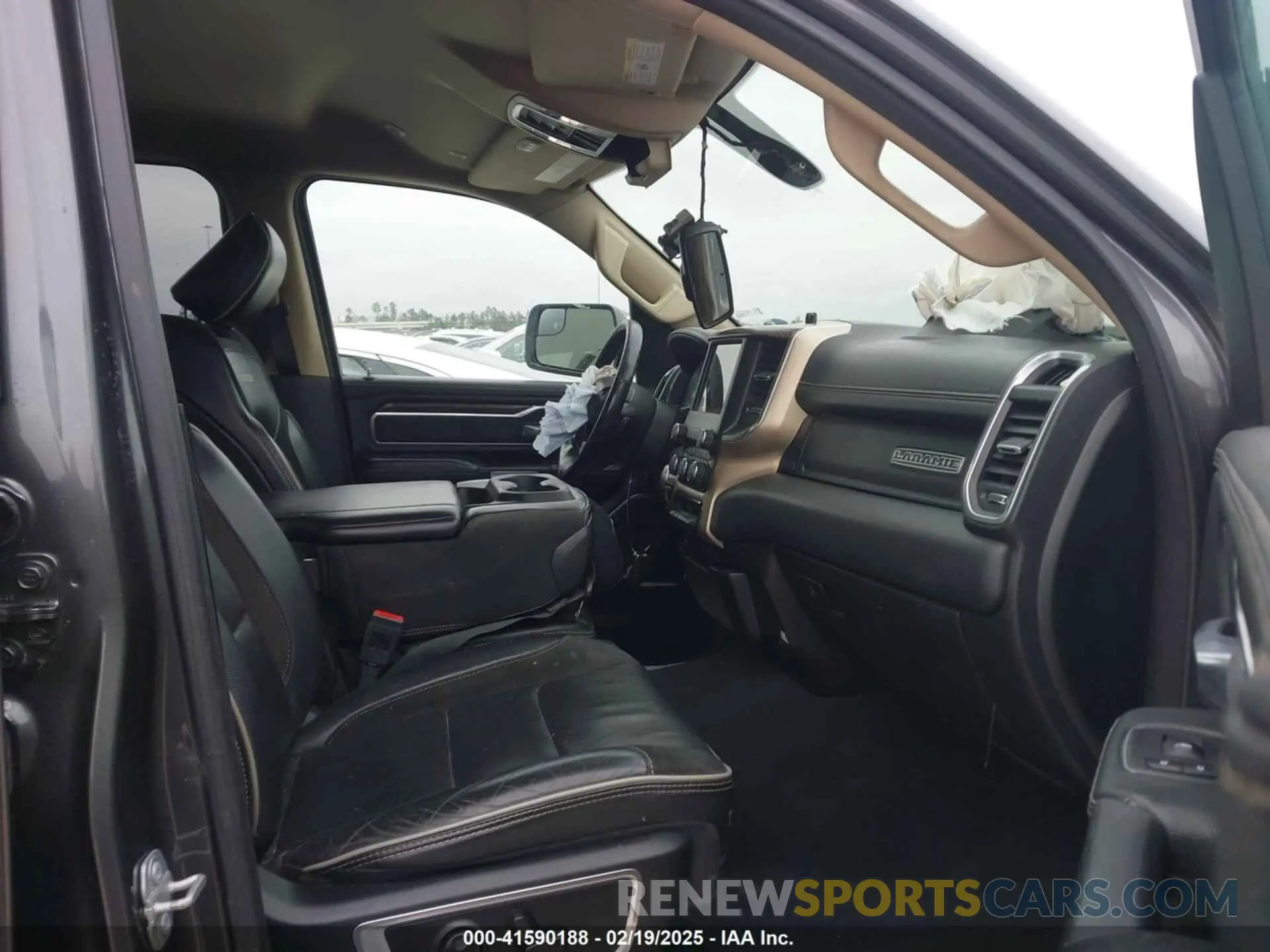 5 Photograph of a damaged car 1C6RREDT4KN522707 RAM 1500 2019