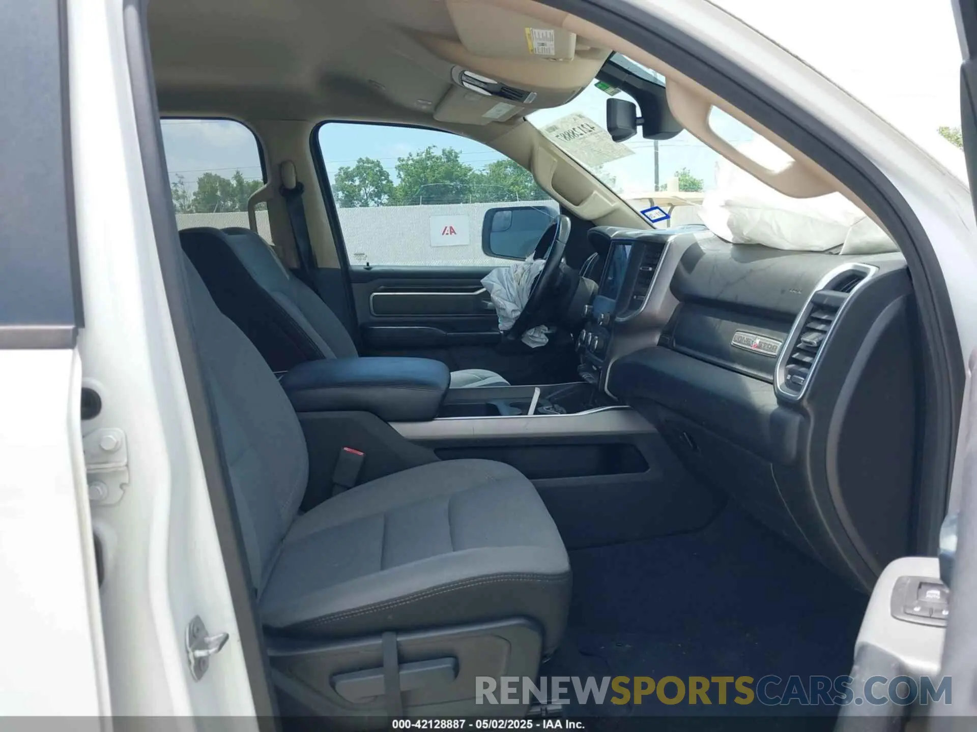 5 Photograph of a damaged car 1C6RREFT3KN581499 RAM 1500 2019