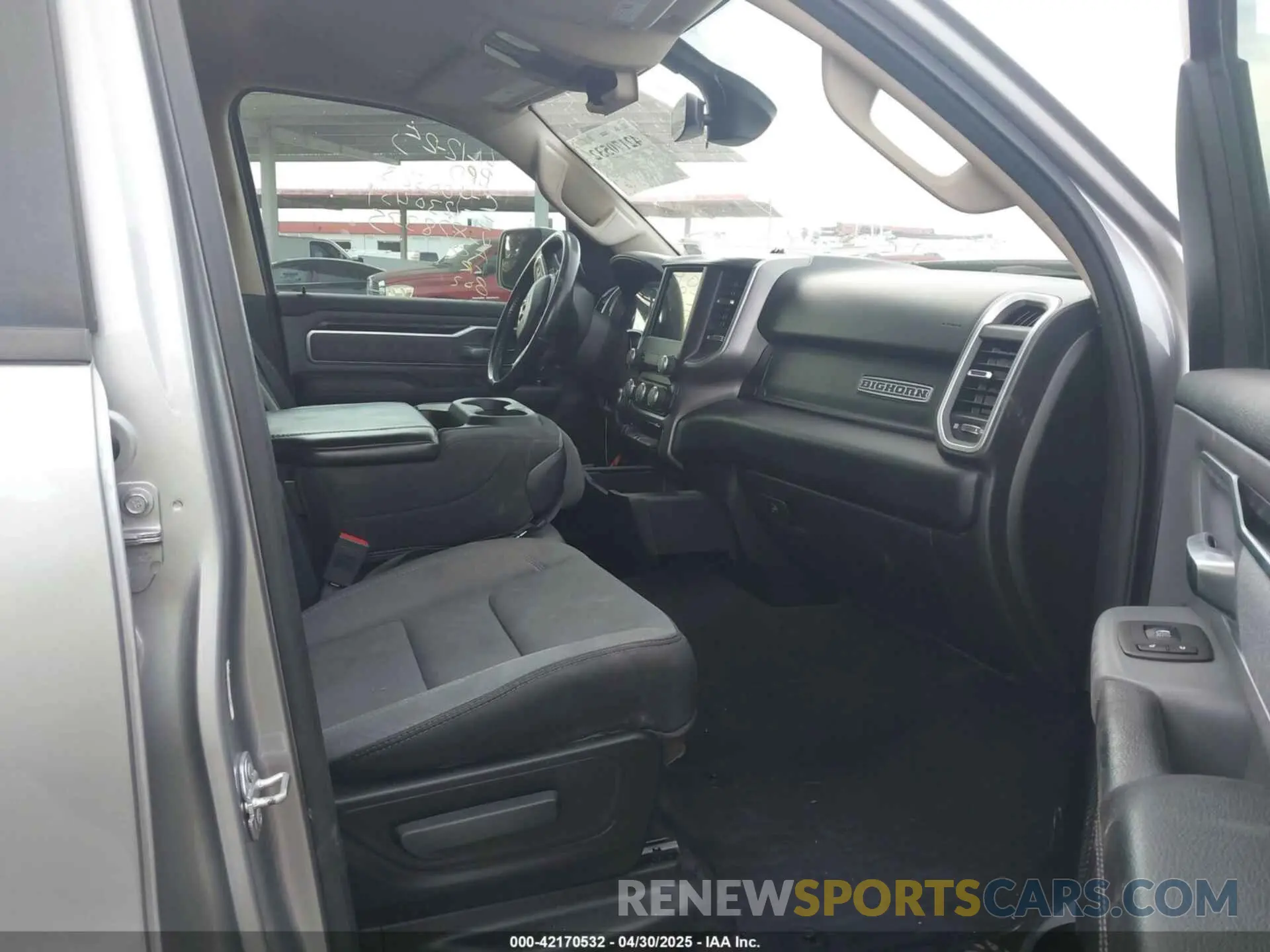 5 Photograph of a damaged car 1C6RREFT4KN828335 RAM 1500 2019
