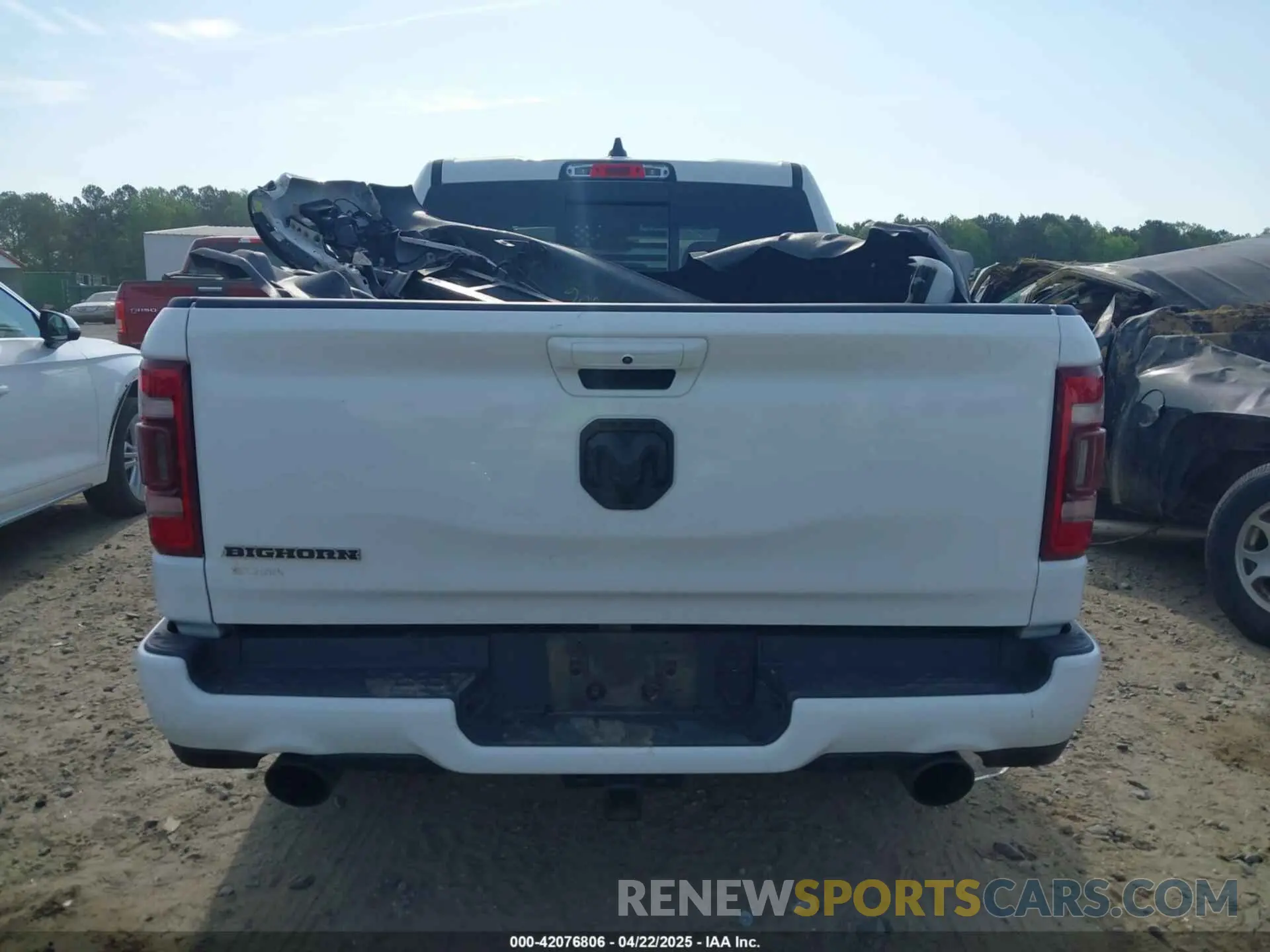 17 Photograph of a damaged car 1C6RREFT7KN880929 RAM 1500 2019