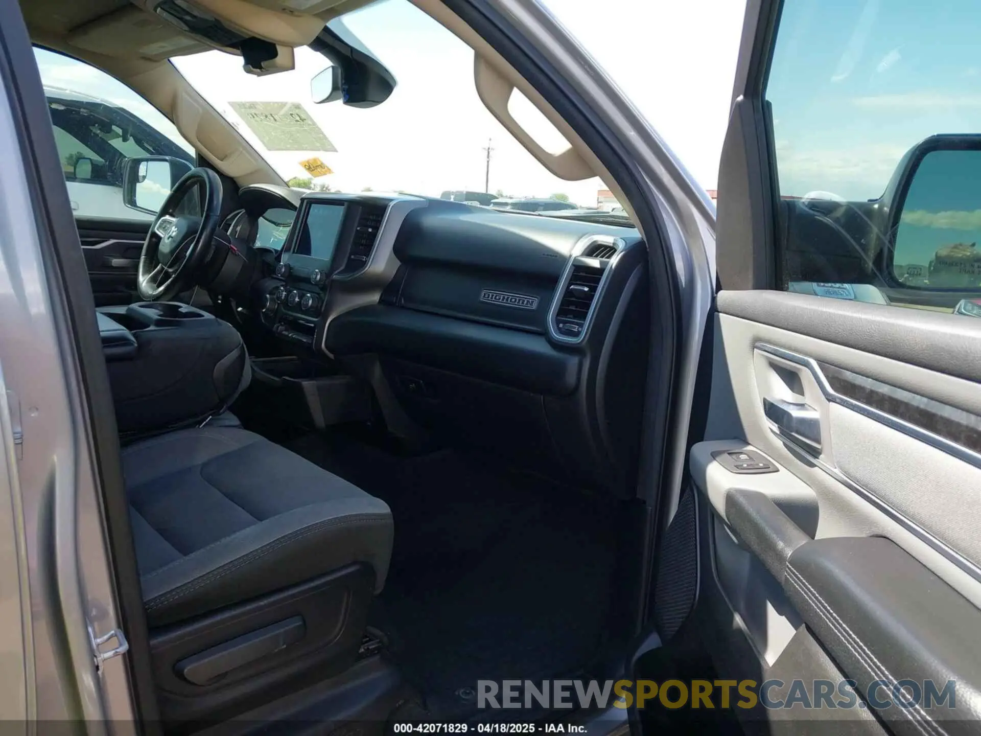 5 Photograph of a damaged car 1C6RREFT8KN828337 RAM 1500 2019