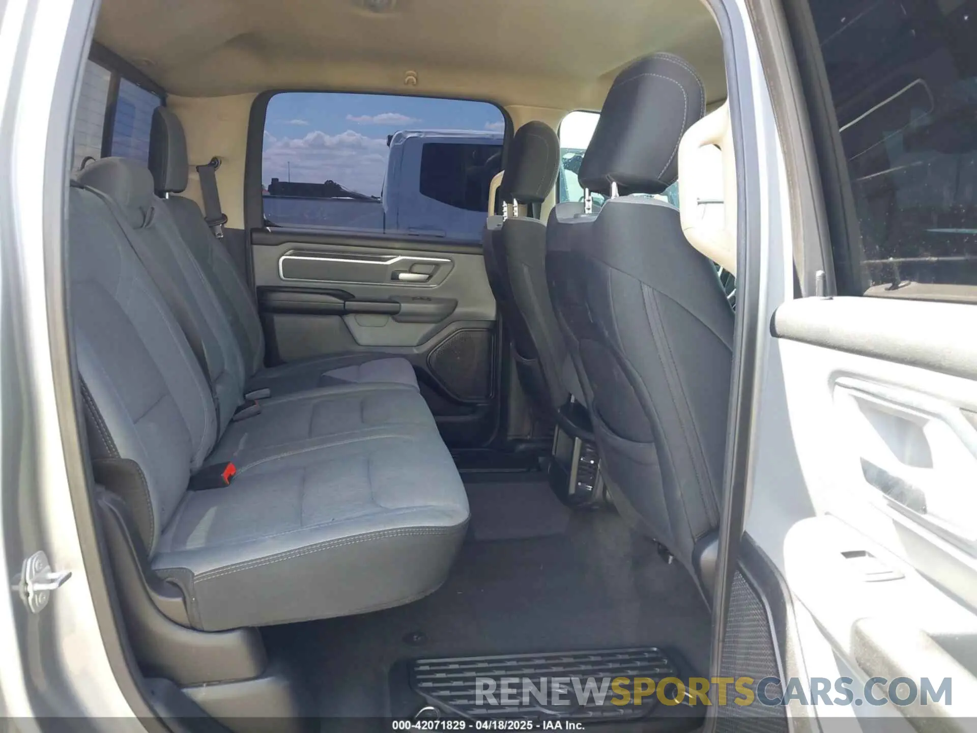 8 Photograph of a damaged car 1C6RREFT8KN828337 RAM 1500 2019