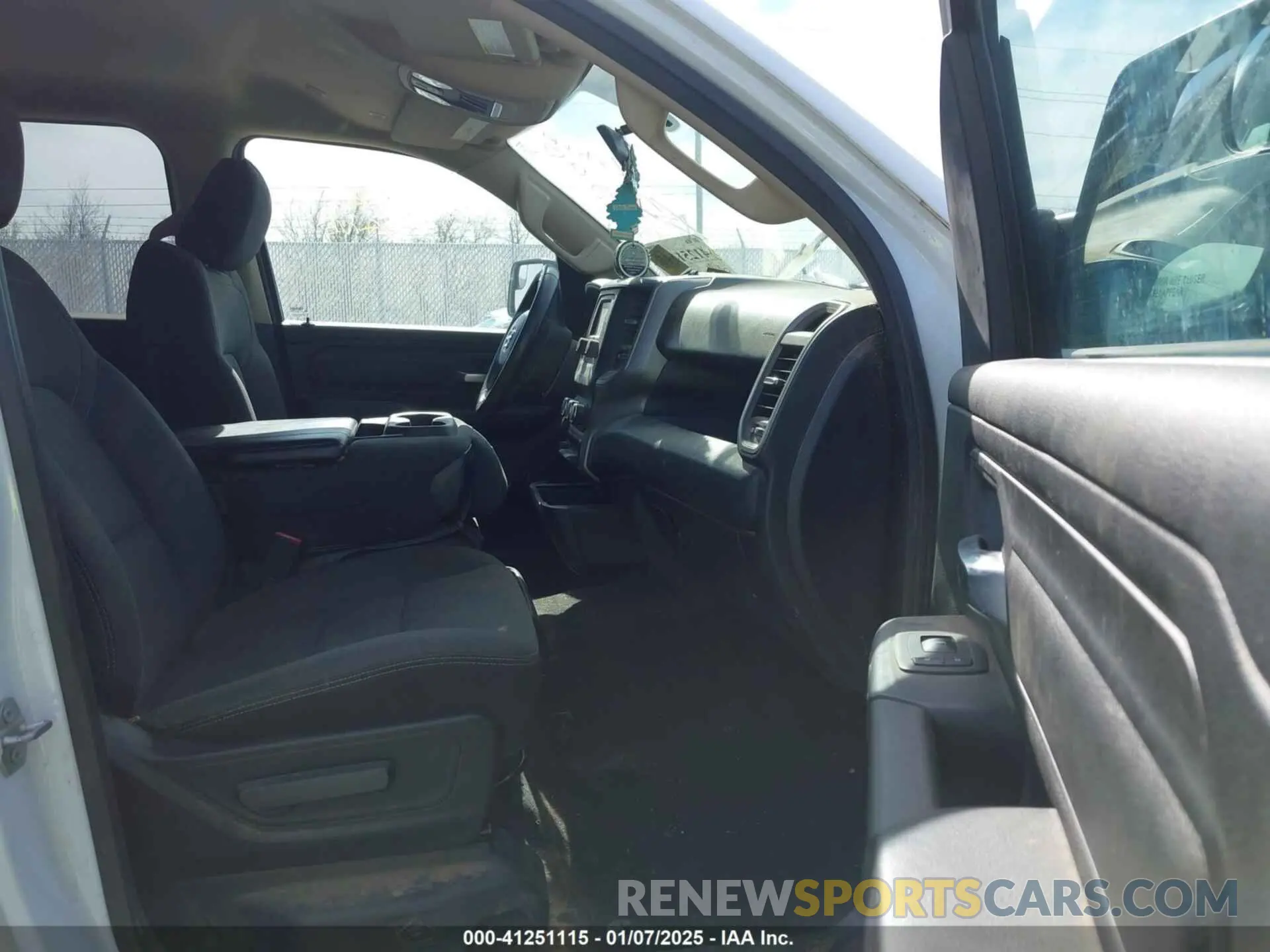 5 Photograph of a damaged car 1C6RREGT5KN625288 RAM 1500 2019