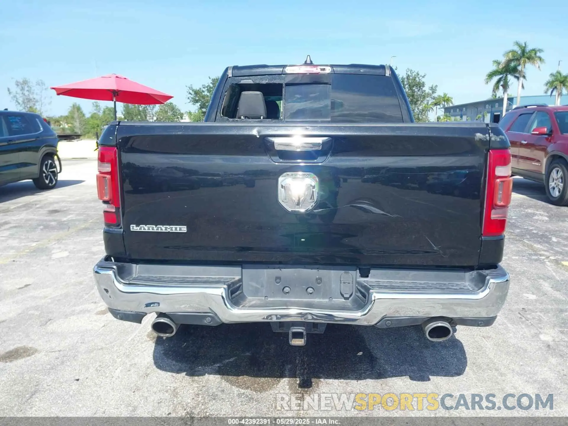 16 Photograph of a damaged car 1C6RREJT0KN558110 RAM 1500 2019