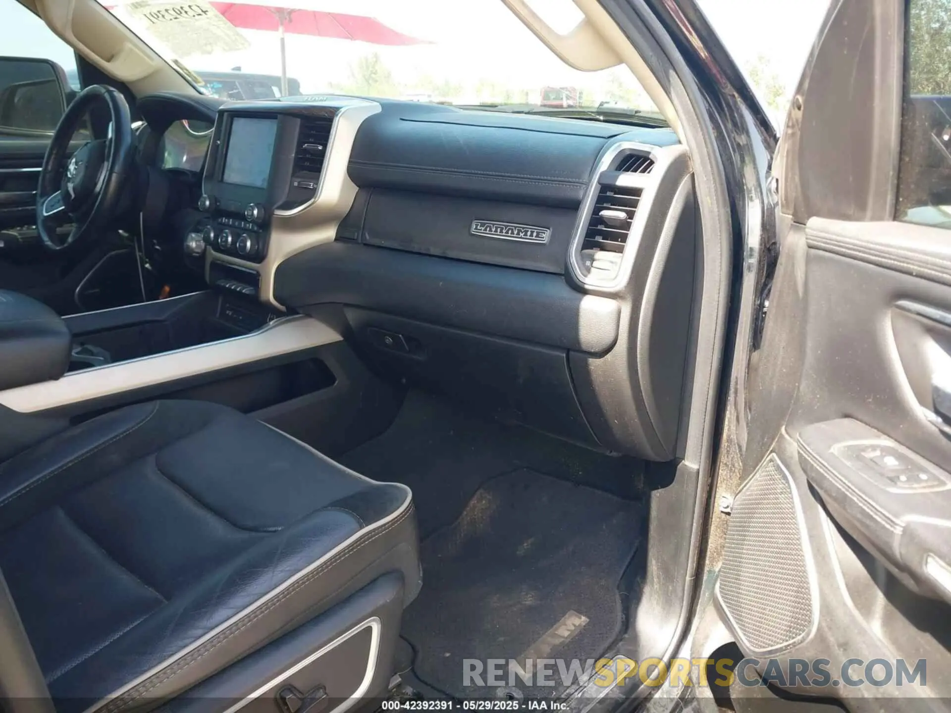 5 Photograph of a damaged car 1C6RREJT0KN558110 RAM 1500 2019