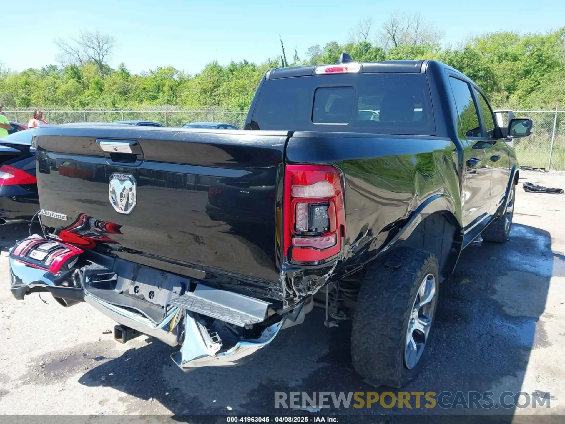 4 Photograph of a damaged car 1C6RREJT1KN509742 RAM 1500 2019