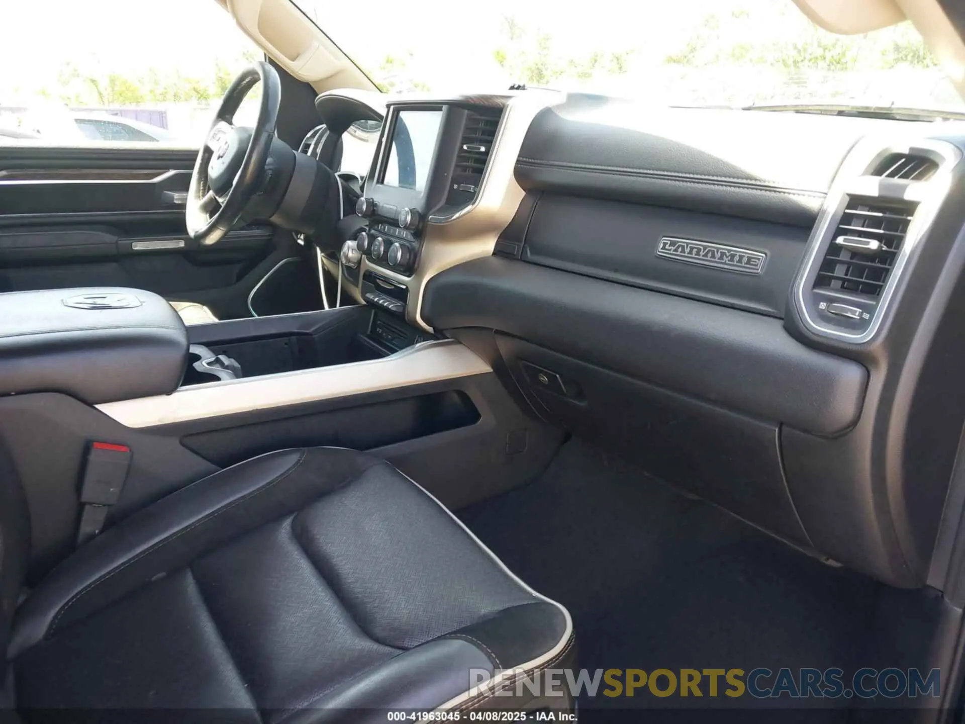 5 Photograph of a damaged car 1C6RREJT1KN509742 RAM 1500 2019