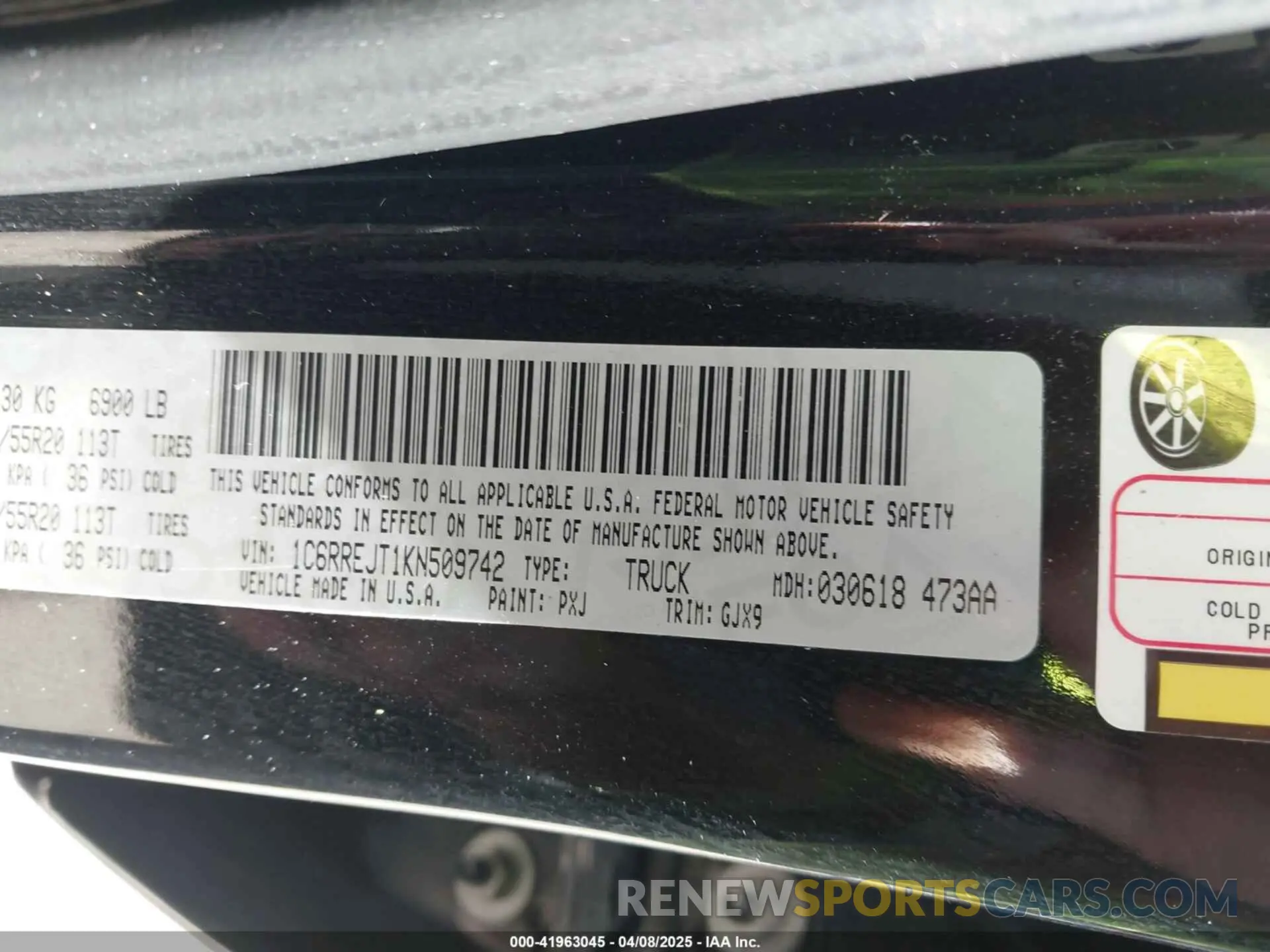 9 Photograph of a damaged car 1C6RREJT1KN509742 RAM 1500 2019
