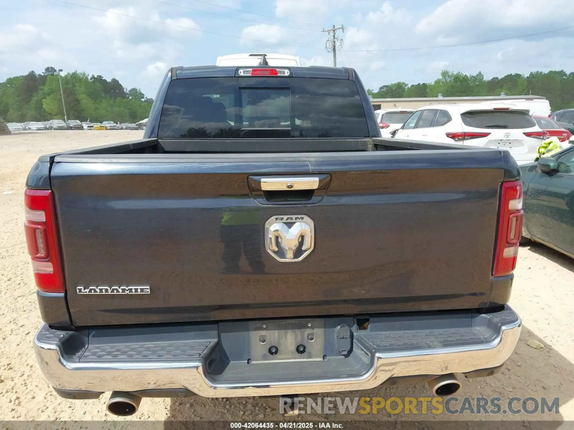 16 Photograph of a damaged car 1C6RREJT3KN912735 RAM 1500 2019