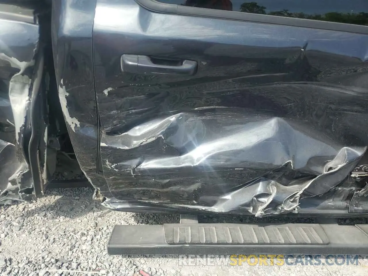 10 Photograph of a damaged car 1C6RREJT4KN601072 RAM 1500 2019